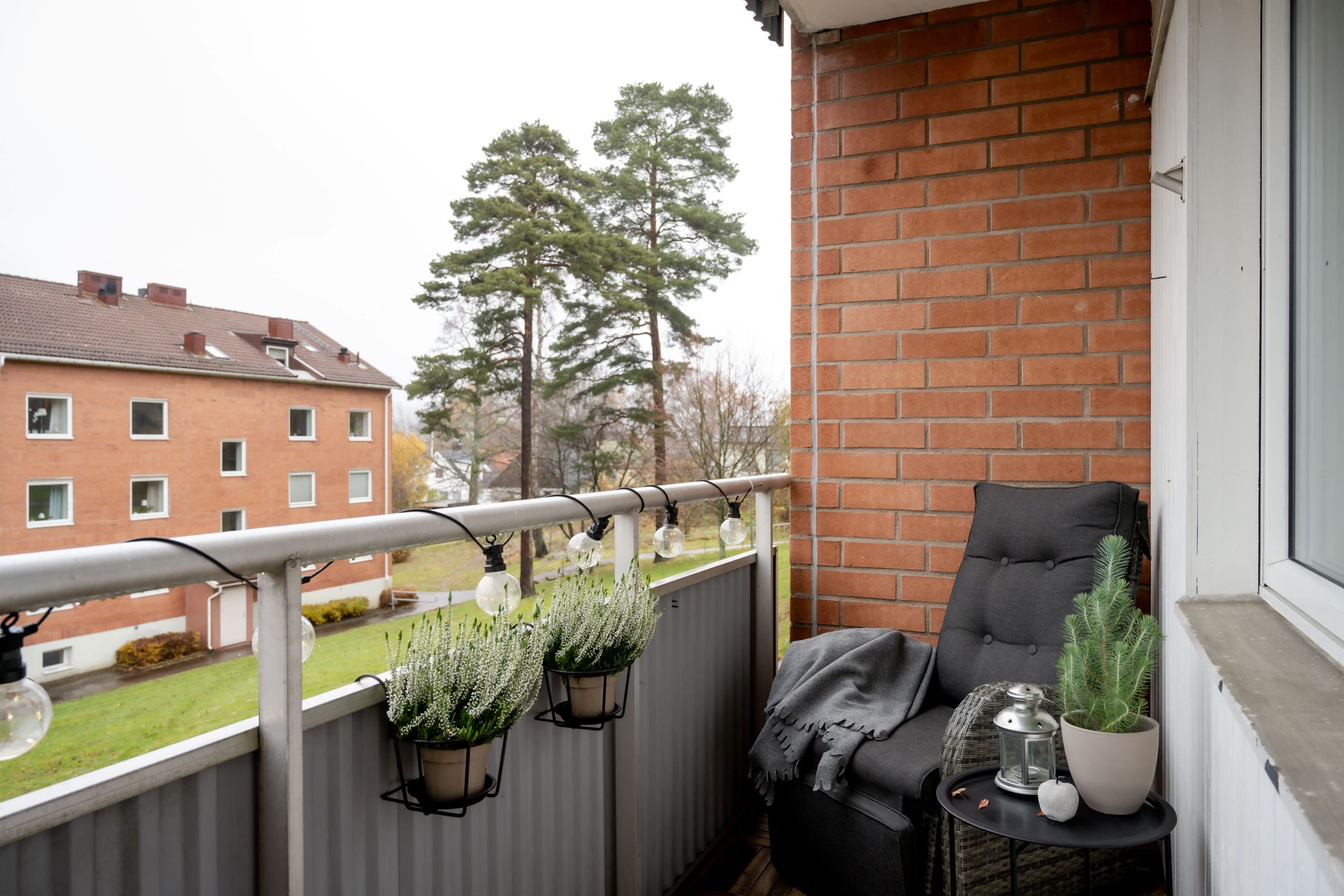 Balkong med utsikt över innergården