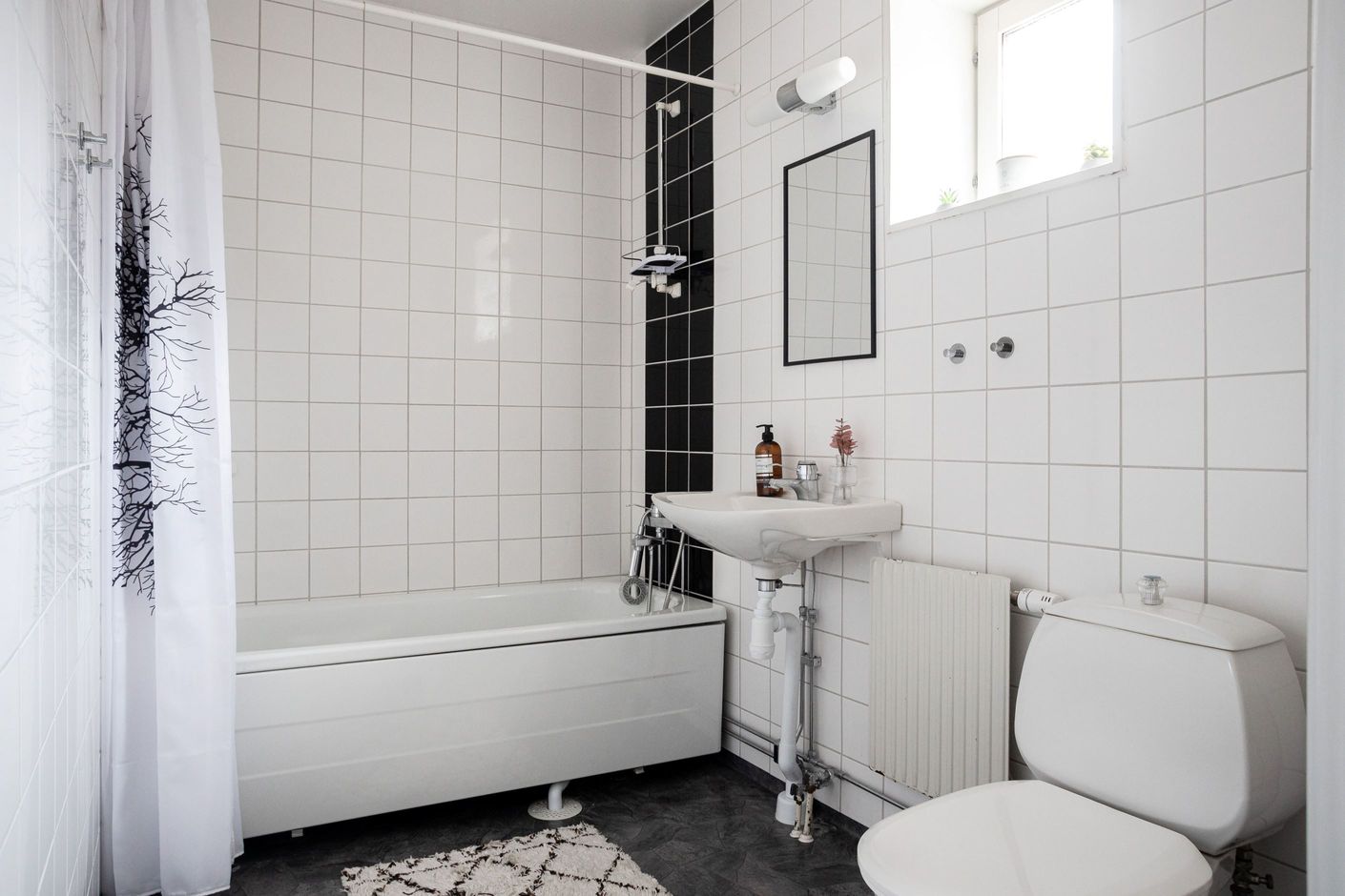 Badrum med badkar, på övre plan