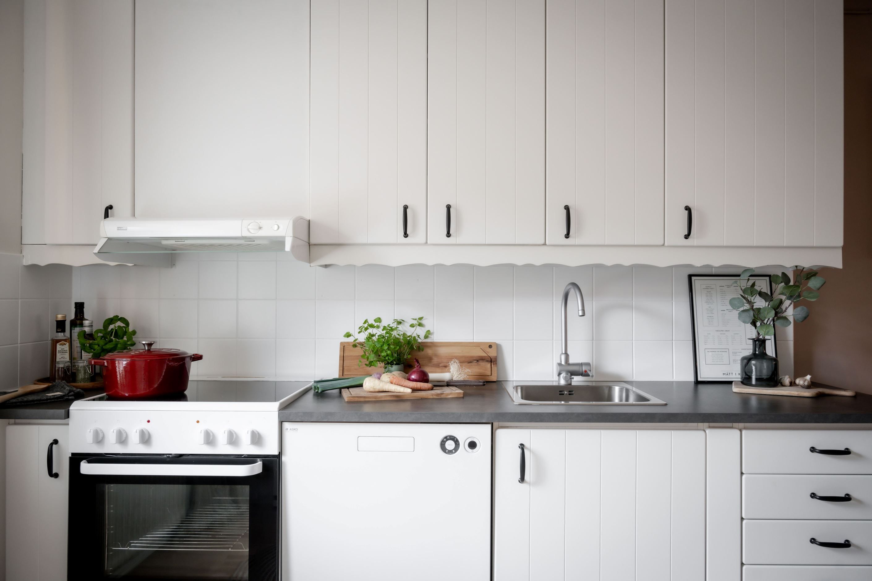 Marbodalkök med vitmålade luckor och vitmålat kakel, 2023