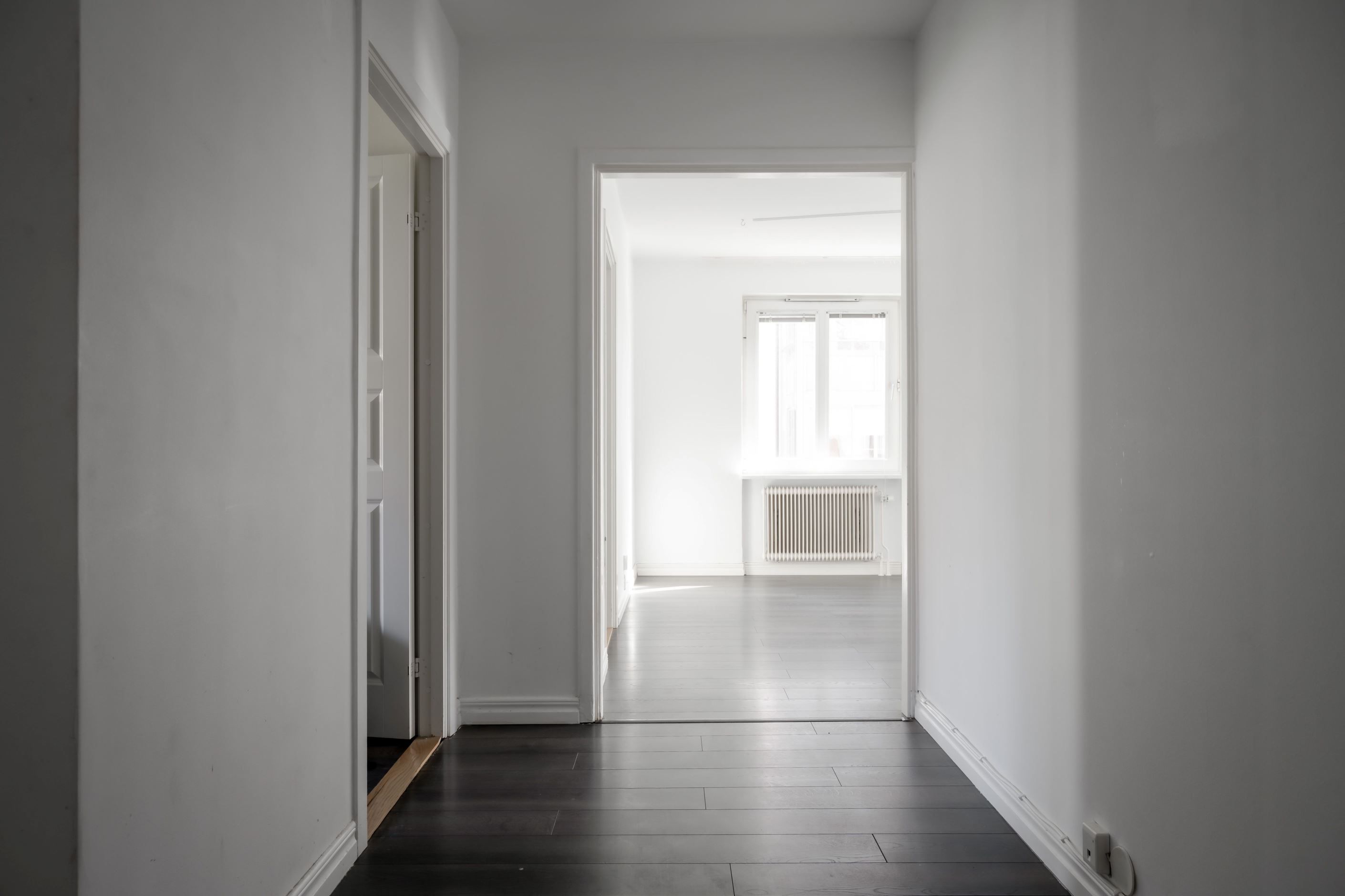 Fint enhetligt golv och vita väggar