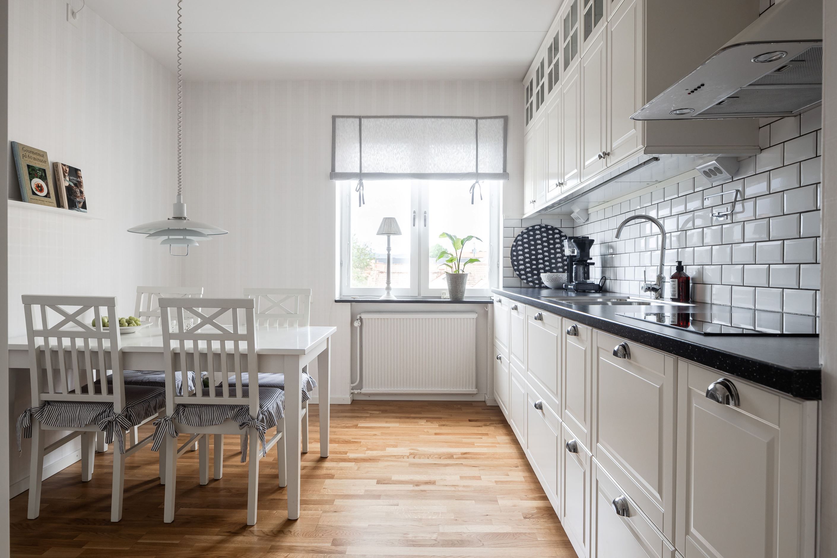 Köket är smakfullt renoverat 2015 med förvaring bakom skåp och luckor från IKEA