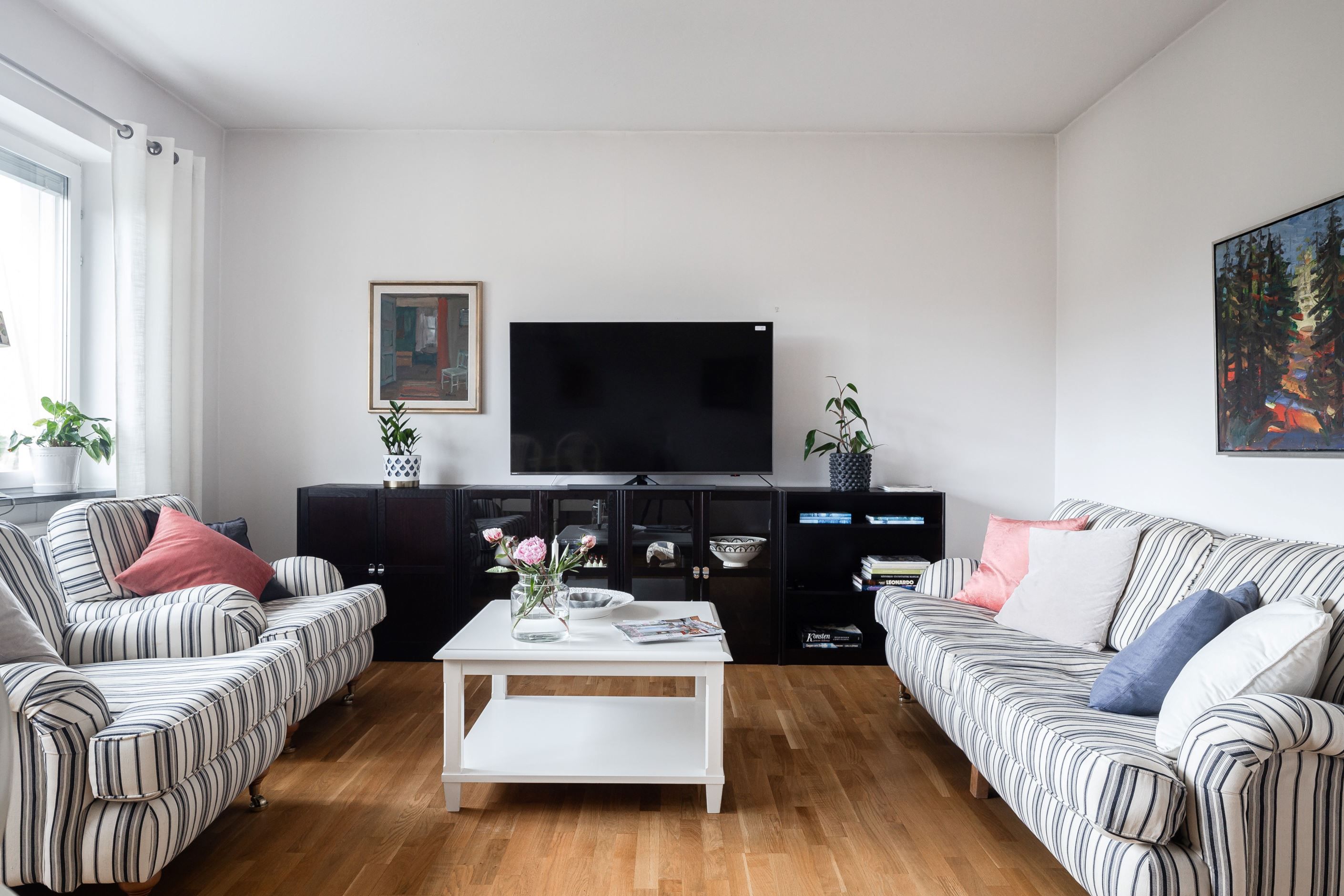 Trevlig och ljust vardagsrum, ekparkett på golvet från 2011