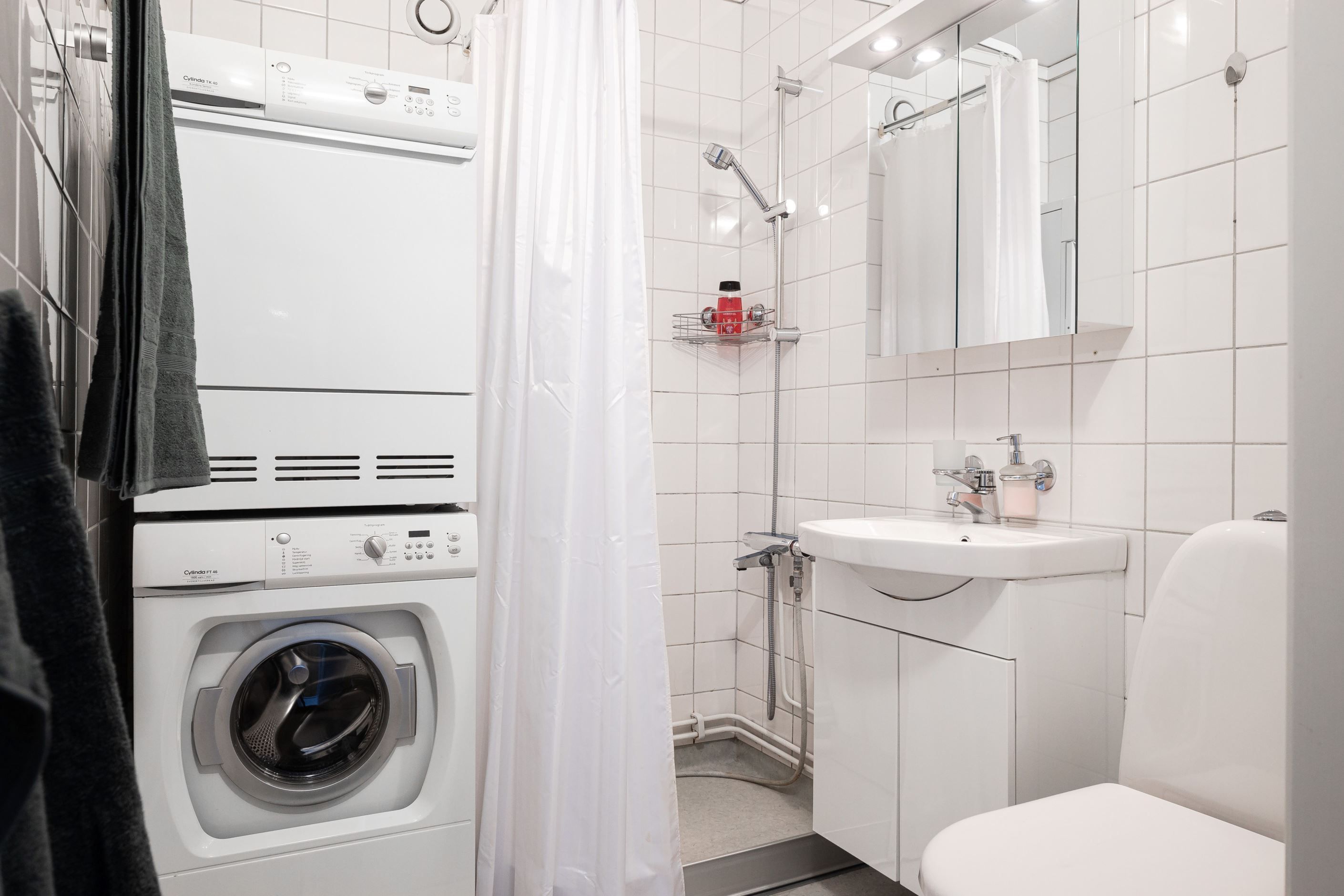 Badrum med tvättmaskin och torktumlare