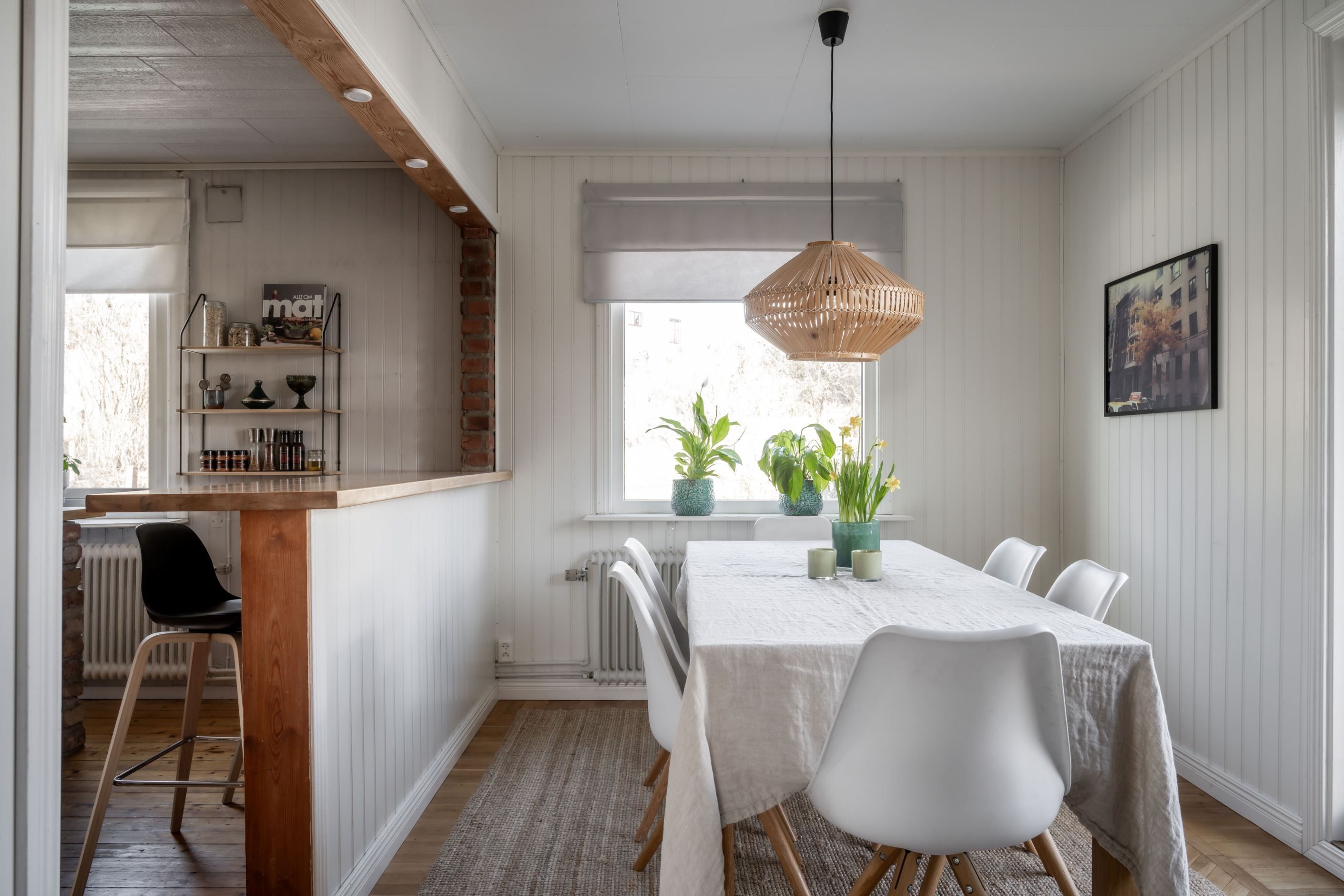Den öppna planlösningen skapar en naturlig och social koppling mellan kök och matsal.