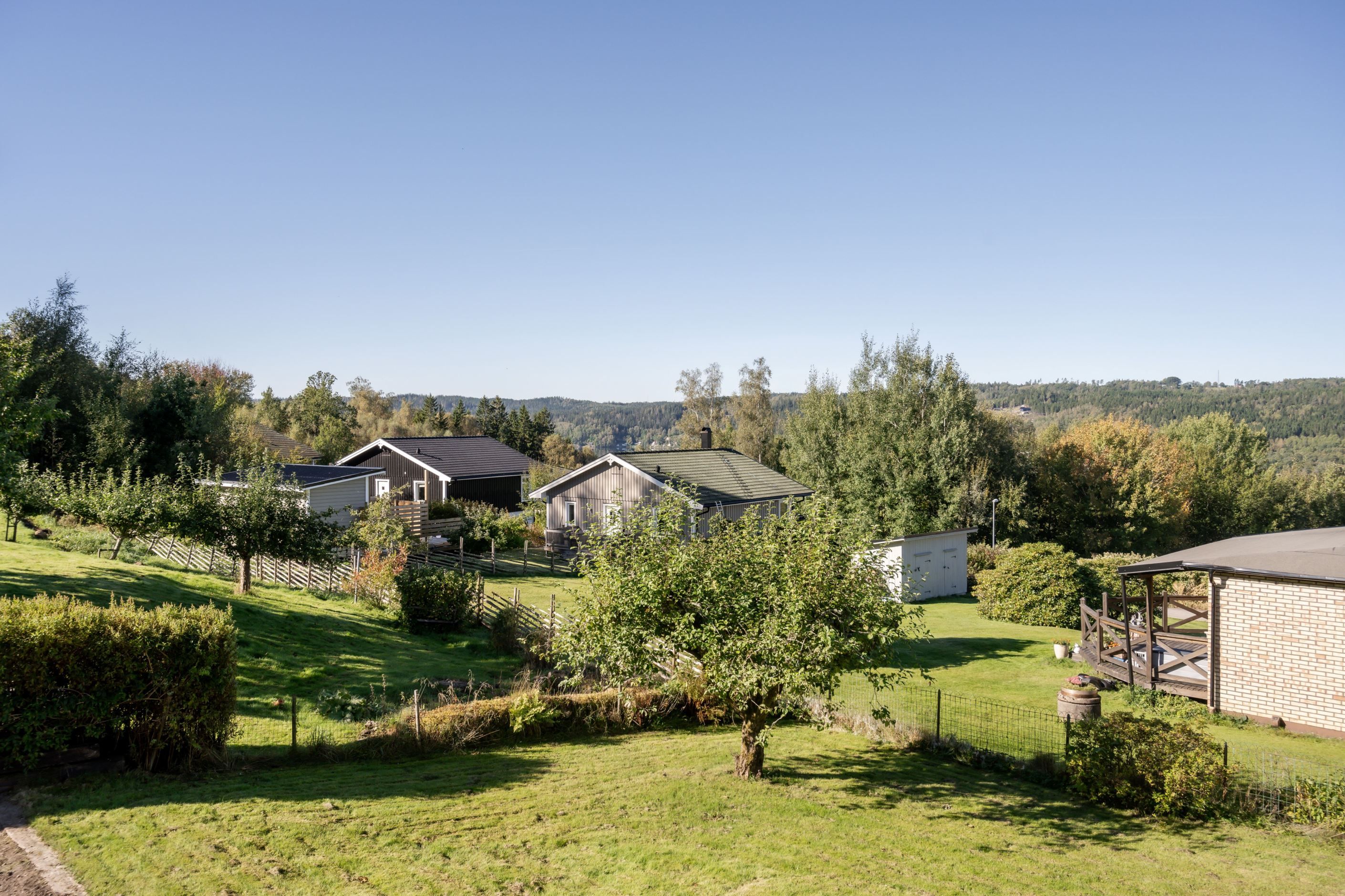 Mysigt villaområde omringat av natur
