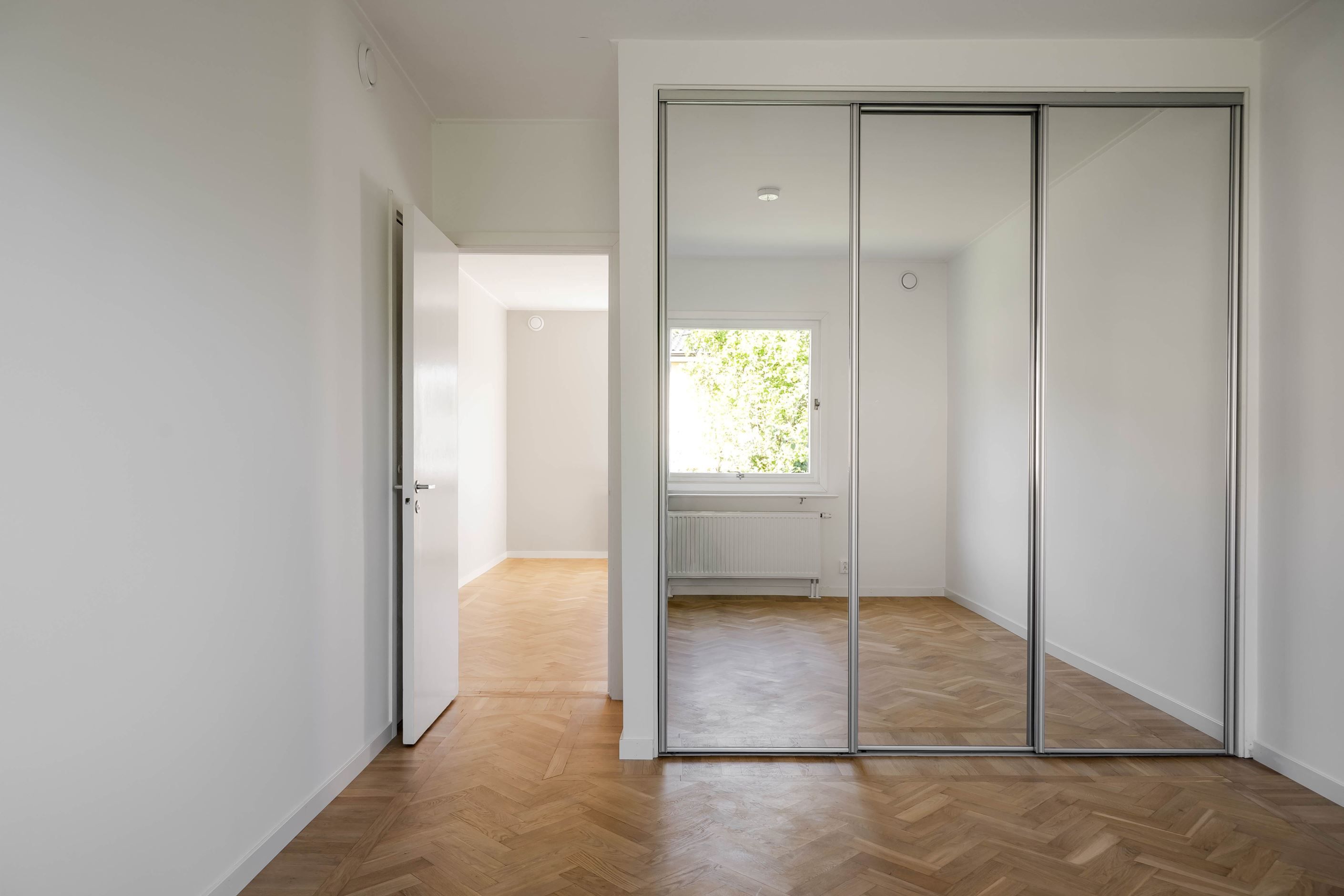 Bostadens andra sovrum, i anslutning till vardagsrummet