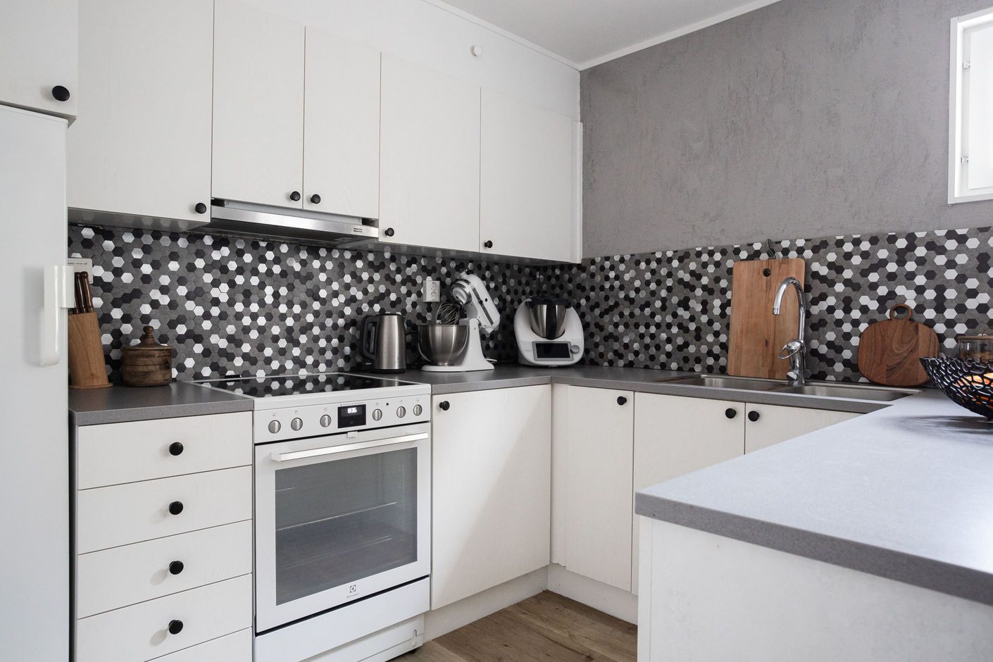 Trivsamt kök med plats för matbord