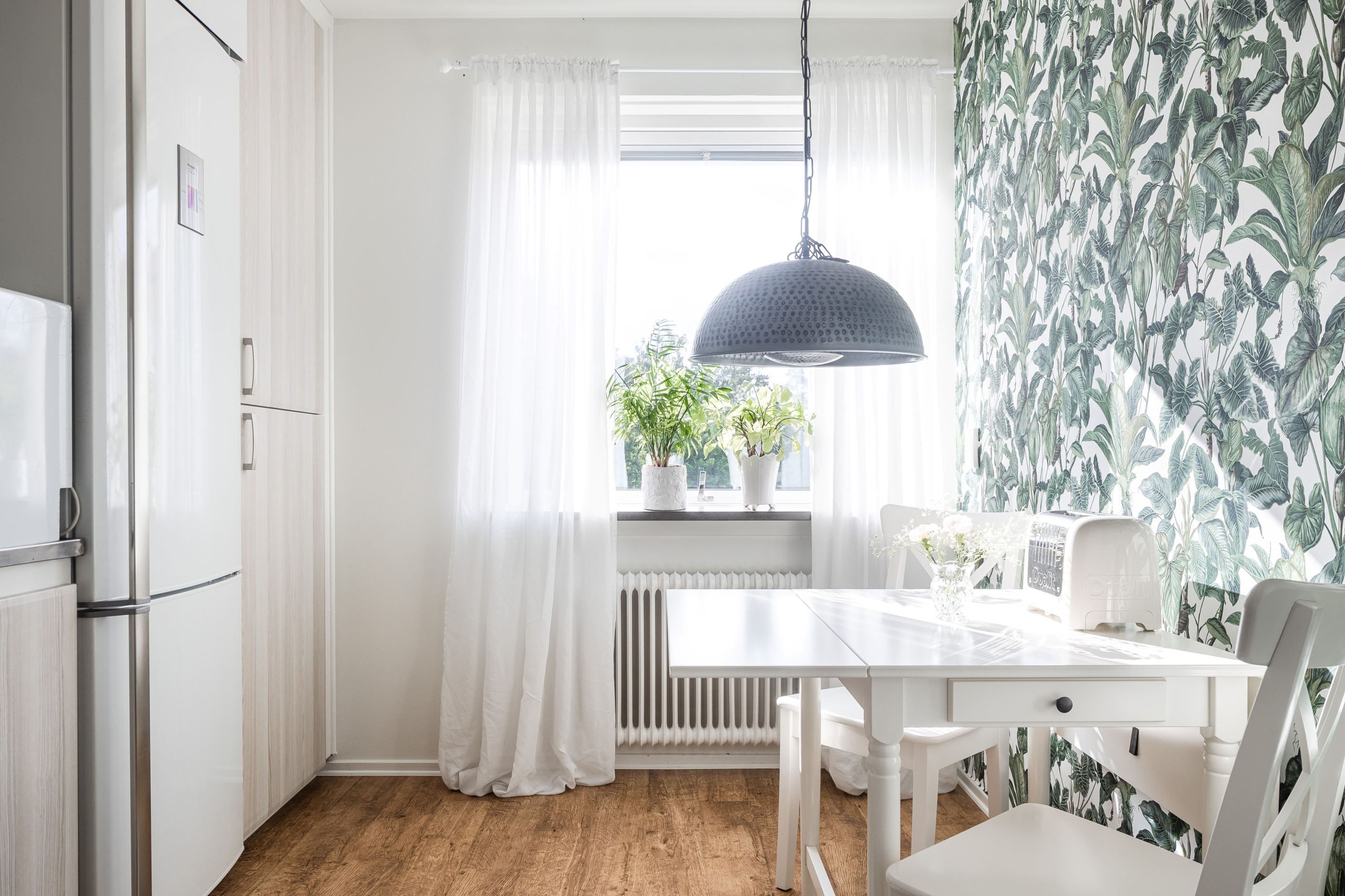 Köket är rymligt med bra förvaring och plats för matbord