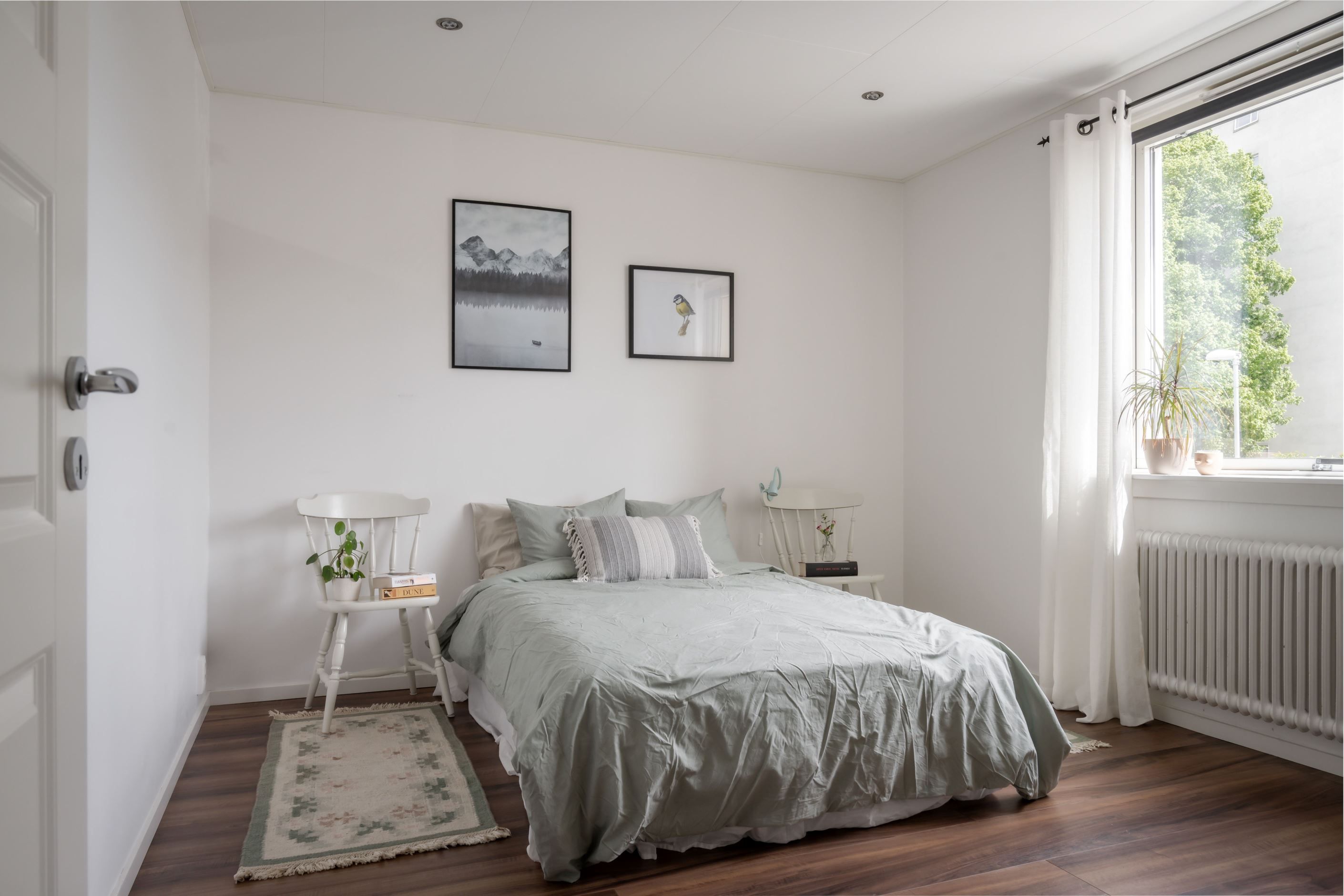 Ljust och rogivande sovrum med plats för vila och återhämtning