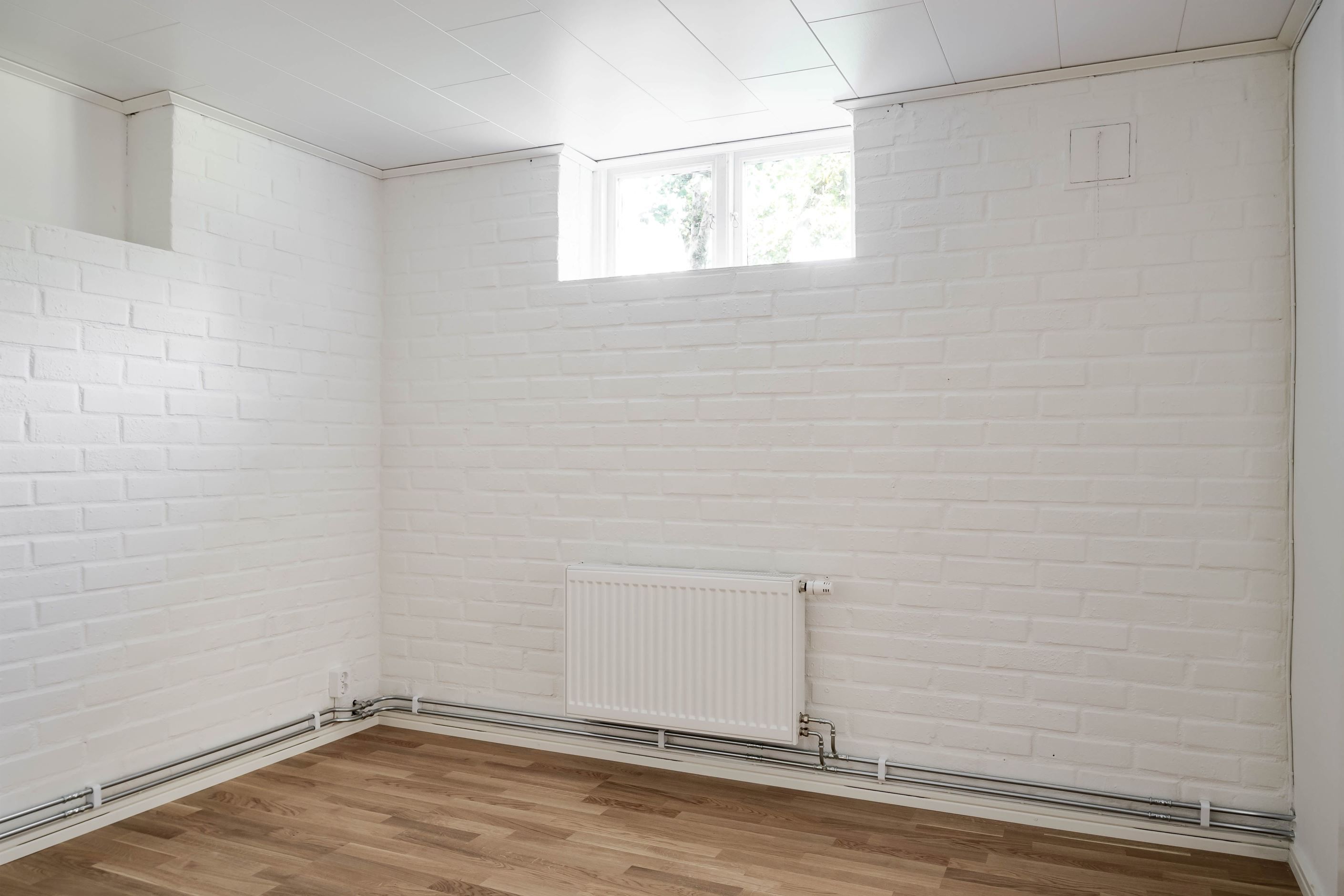 Ett av två rum på källarplan, passar utmärkt som sovrum, gästrum eller kontor