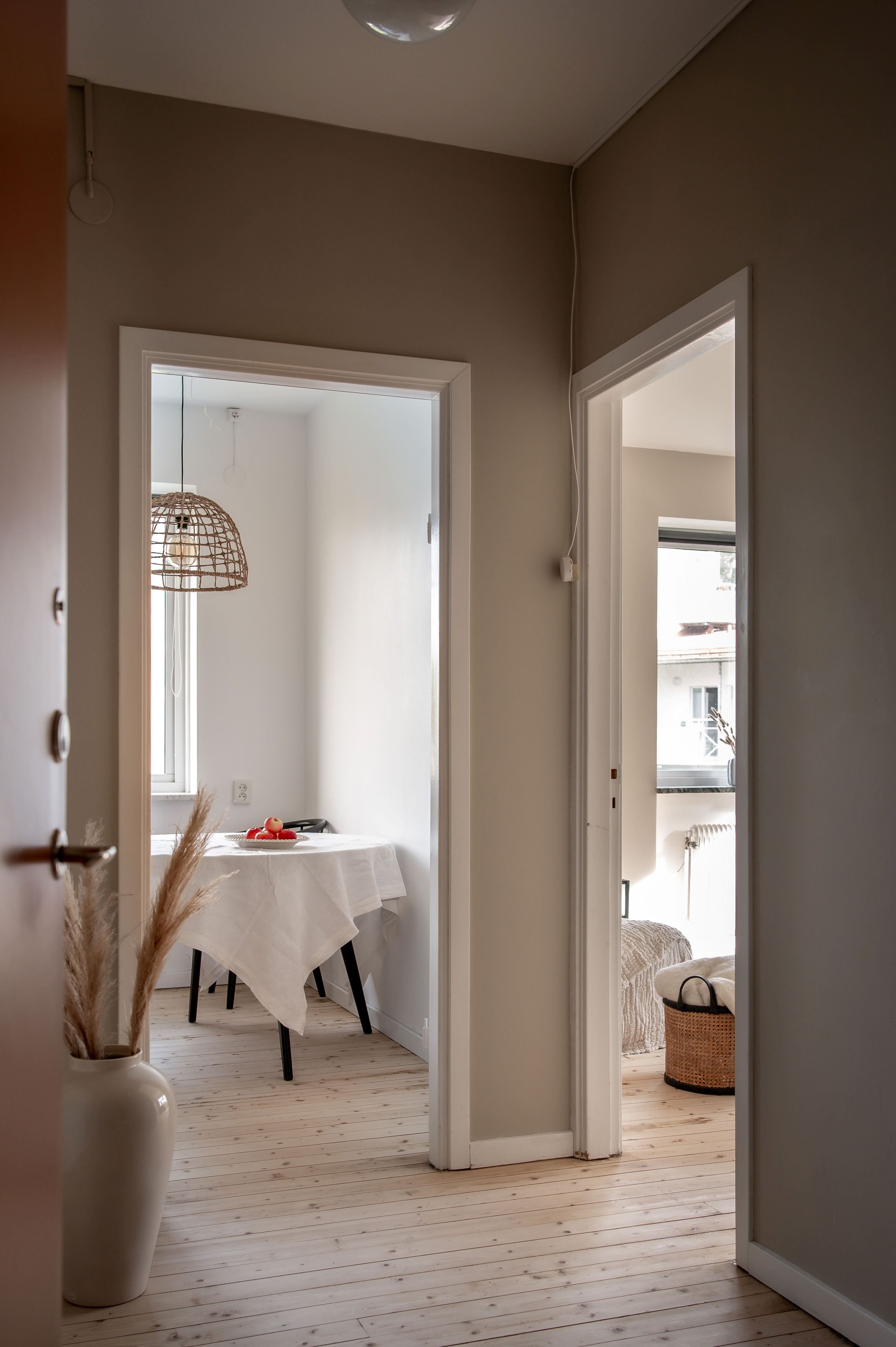 Hela bostaden erbjuder lugna färger och fina materialval