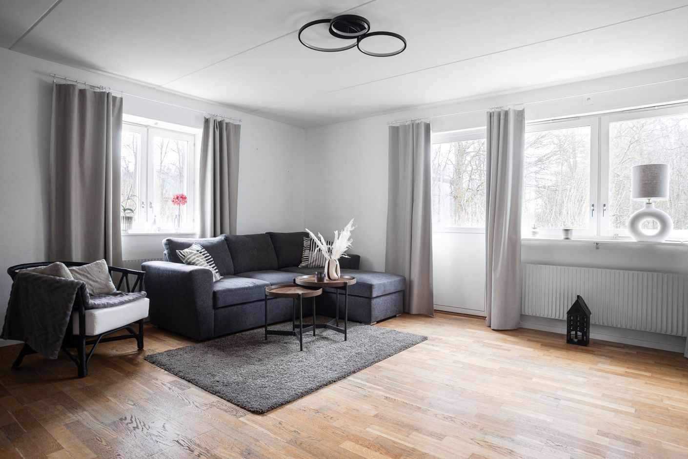 Vardagsrummet är ett hörnrum med fint ljusflöde och utgång till altanen