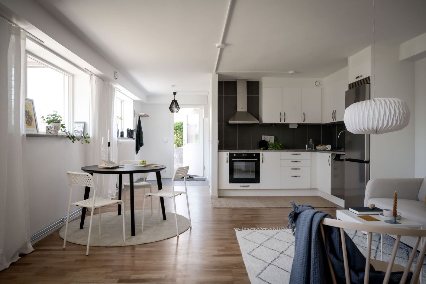 Öppet och luftigt kök med plats för matbord