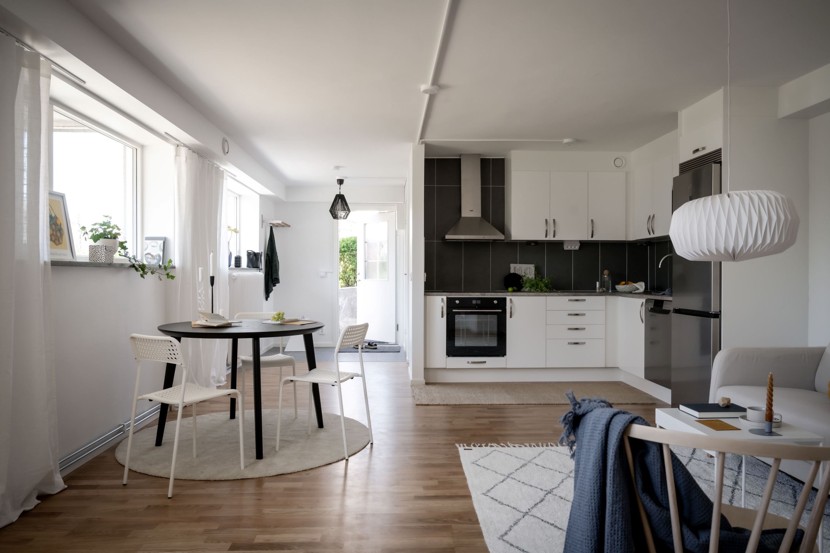 Öppet och luftigt kök med plats för matbord