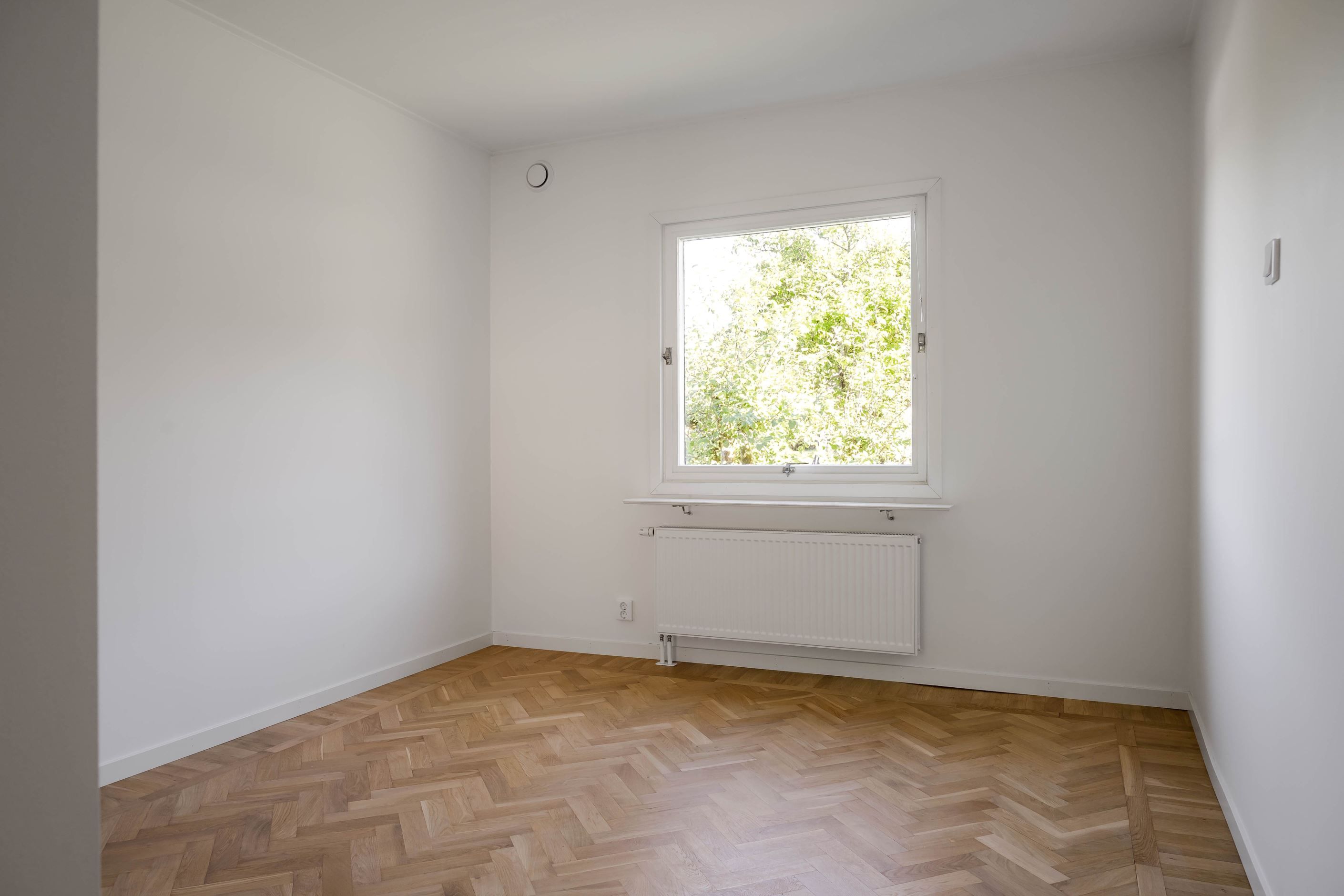 Bostadens andra sovrum, i anslutning till vardagsrummet