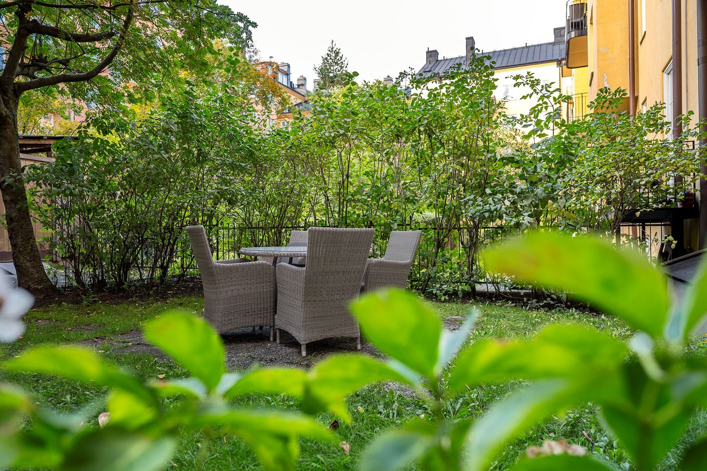 Trevlig sittgrupp på innergård