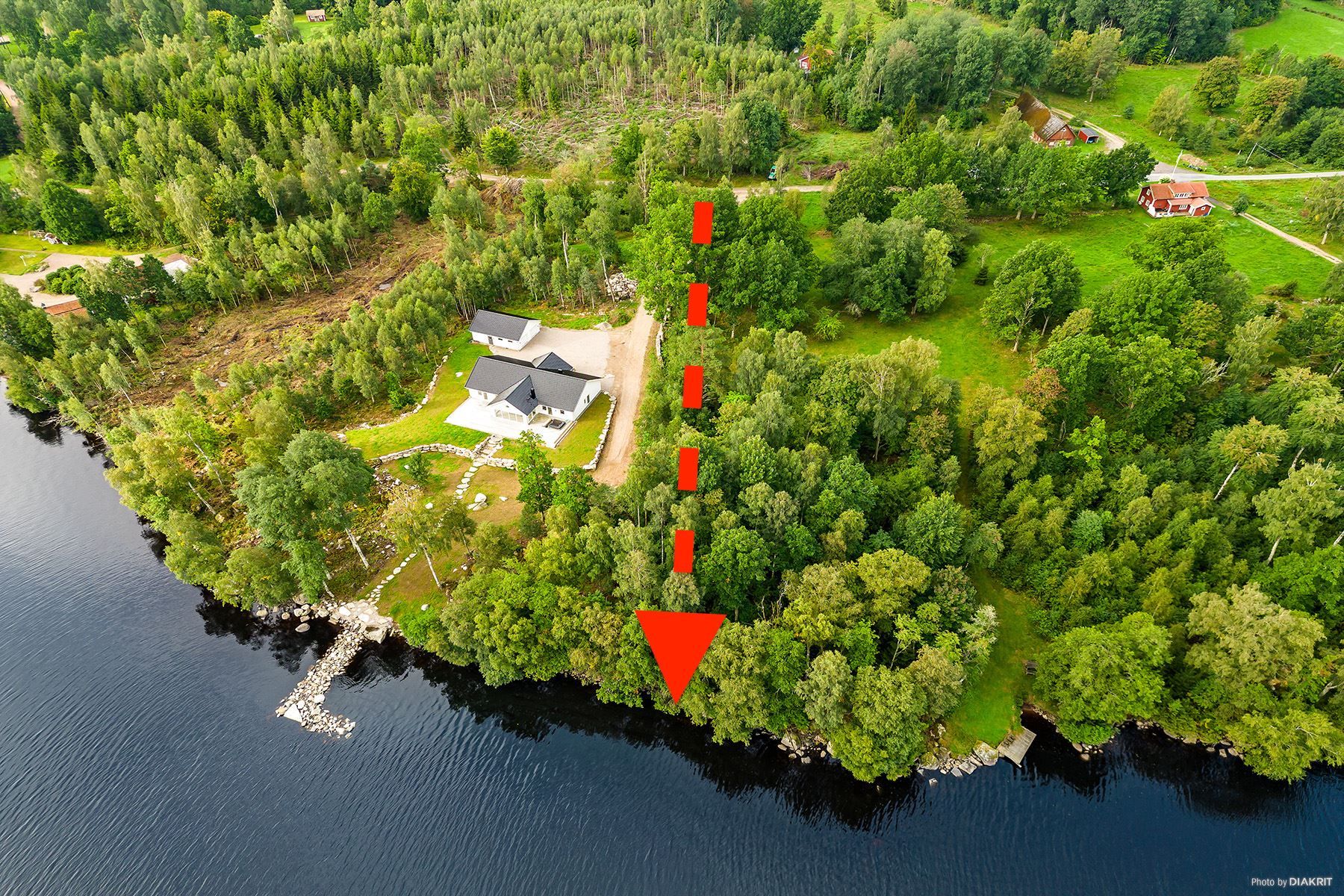 Väg till servitut vid sjö.