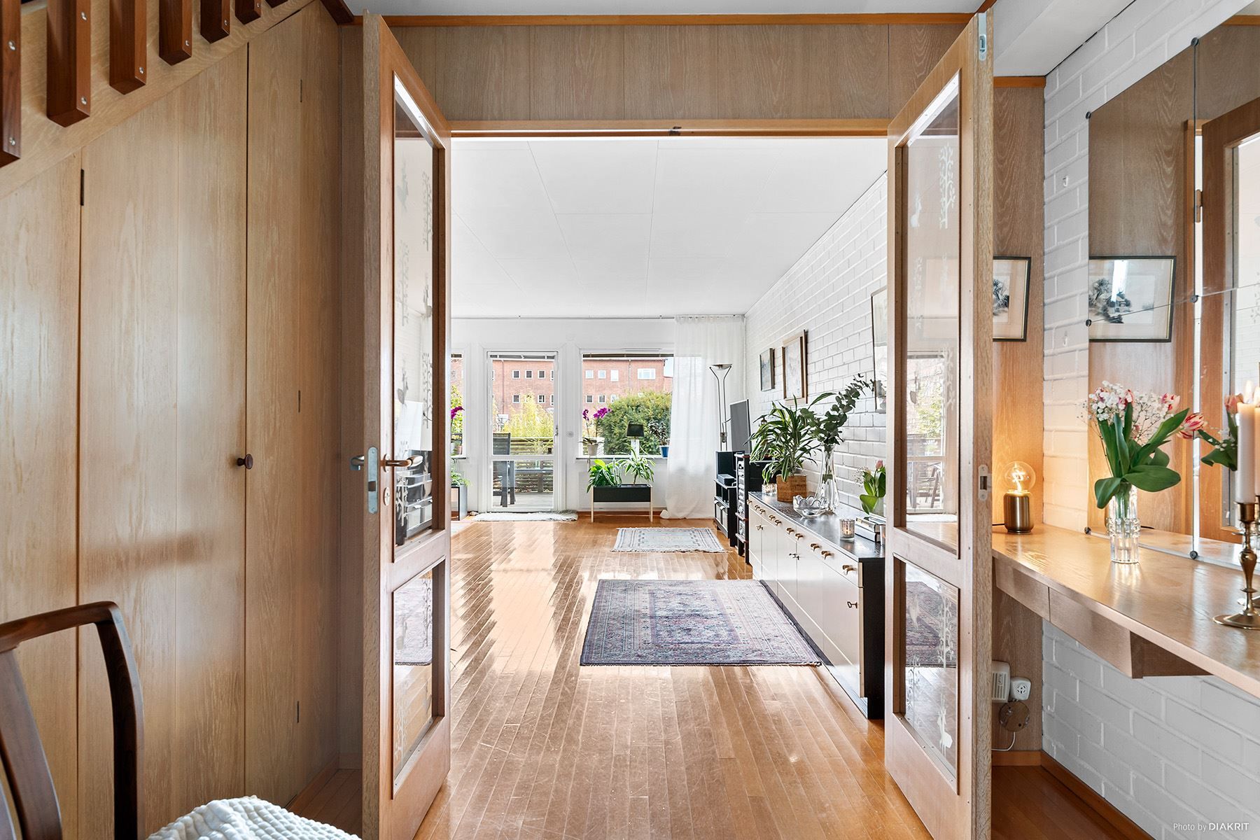 Kliv in i en ljus och rymlig hall med avhängning i garderob