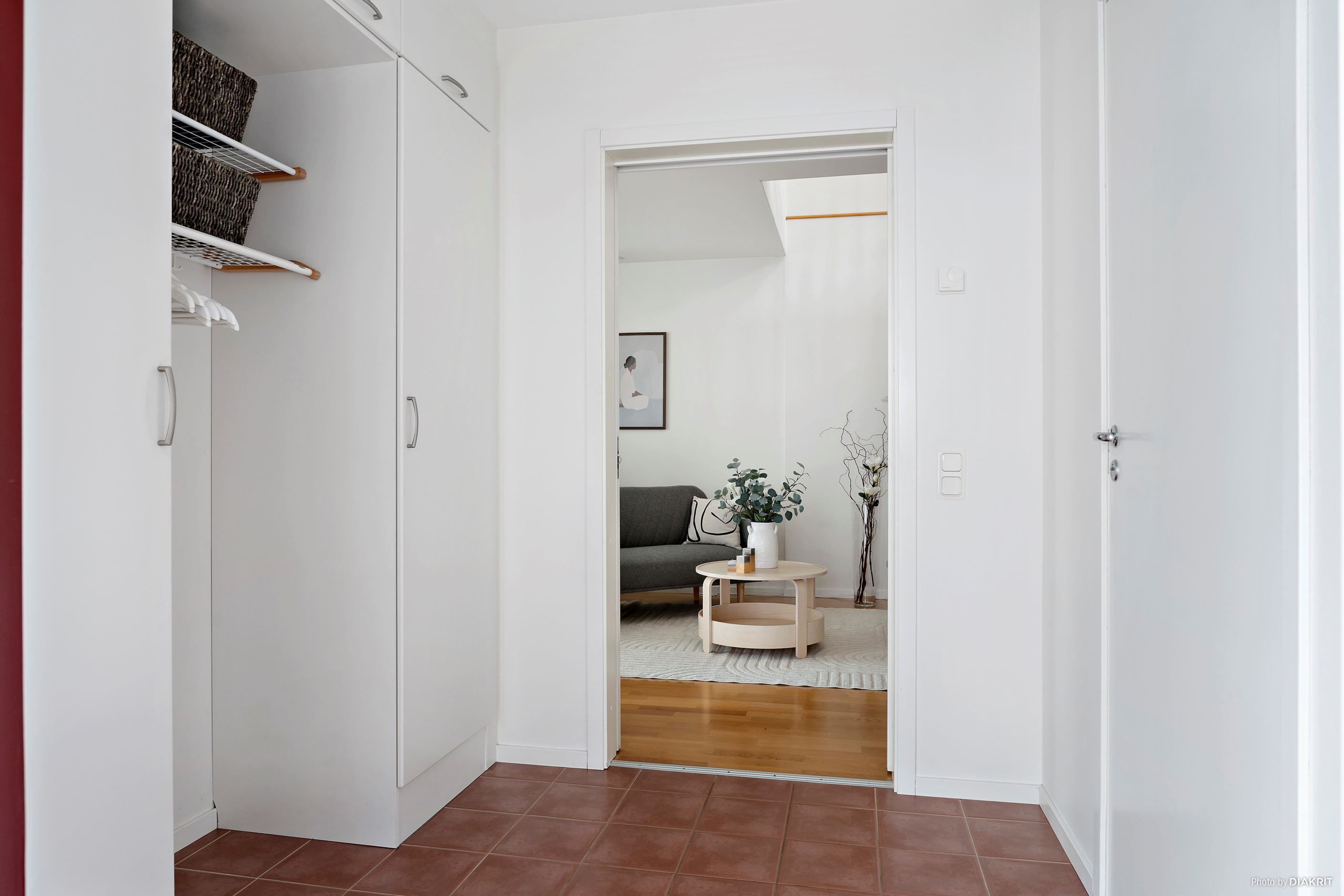 Rymlig hall med avhängning