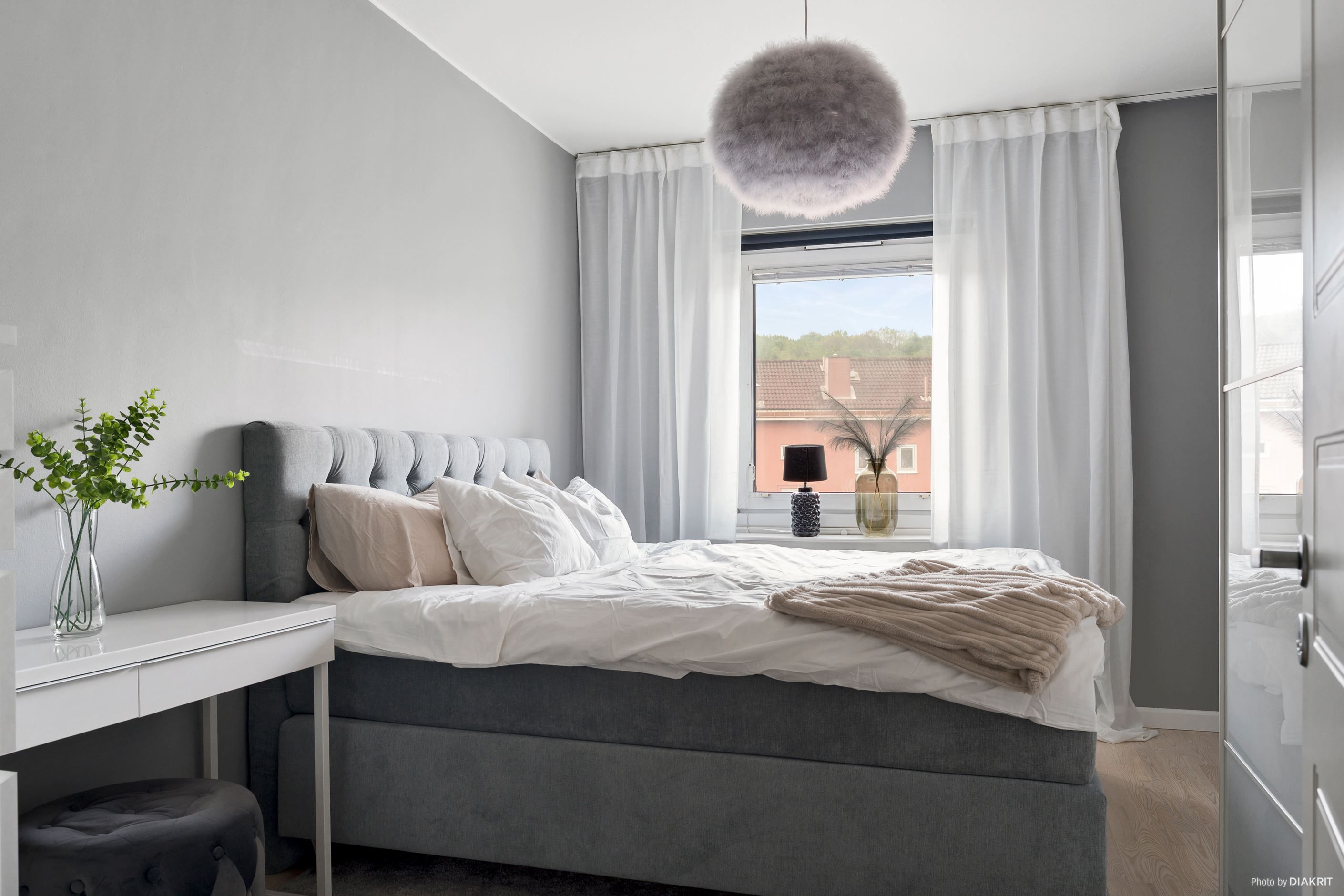 Sovrum med plats för dubbelsäng