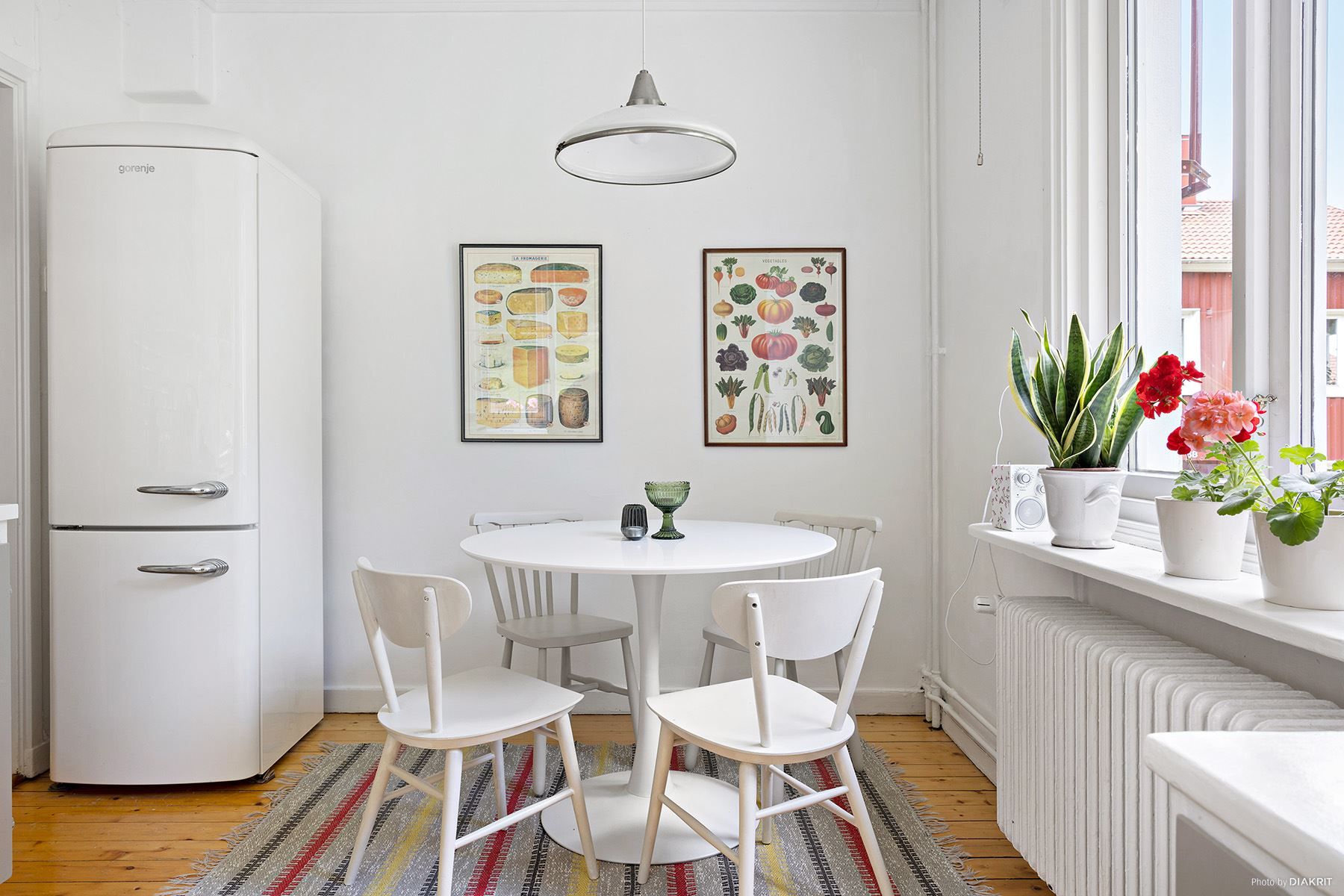 Plats för matbord intill fönstret