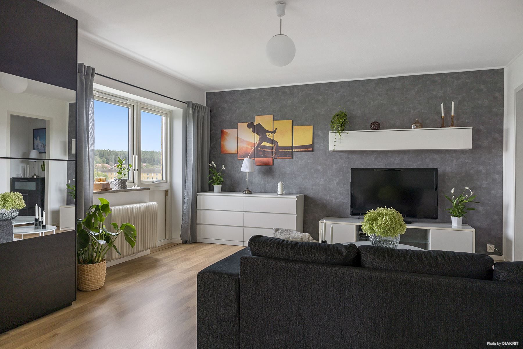 Rymligt vardagsrum med plats för soffa och tv, samt förvaring