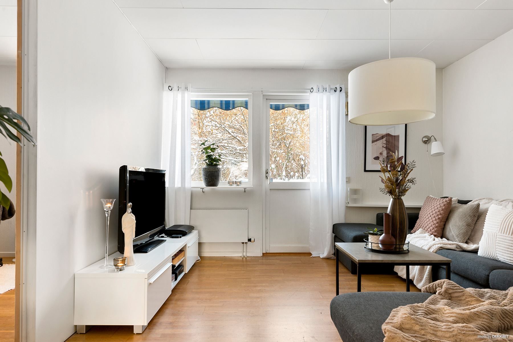 Rymligt vardagsrum med gott om plats för större soffgrupp