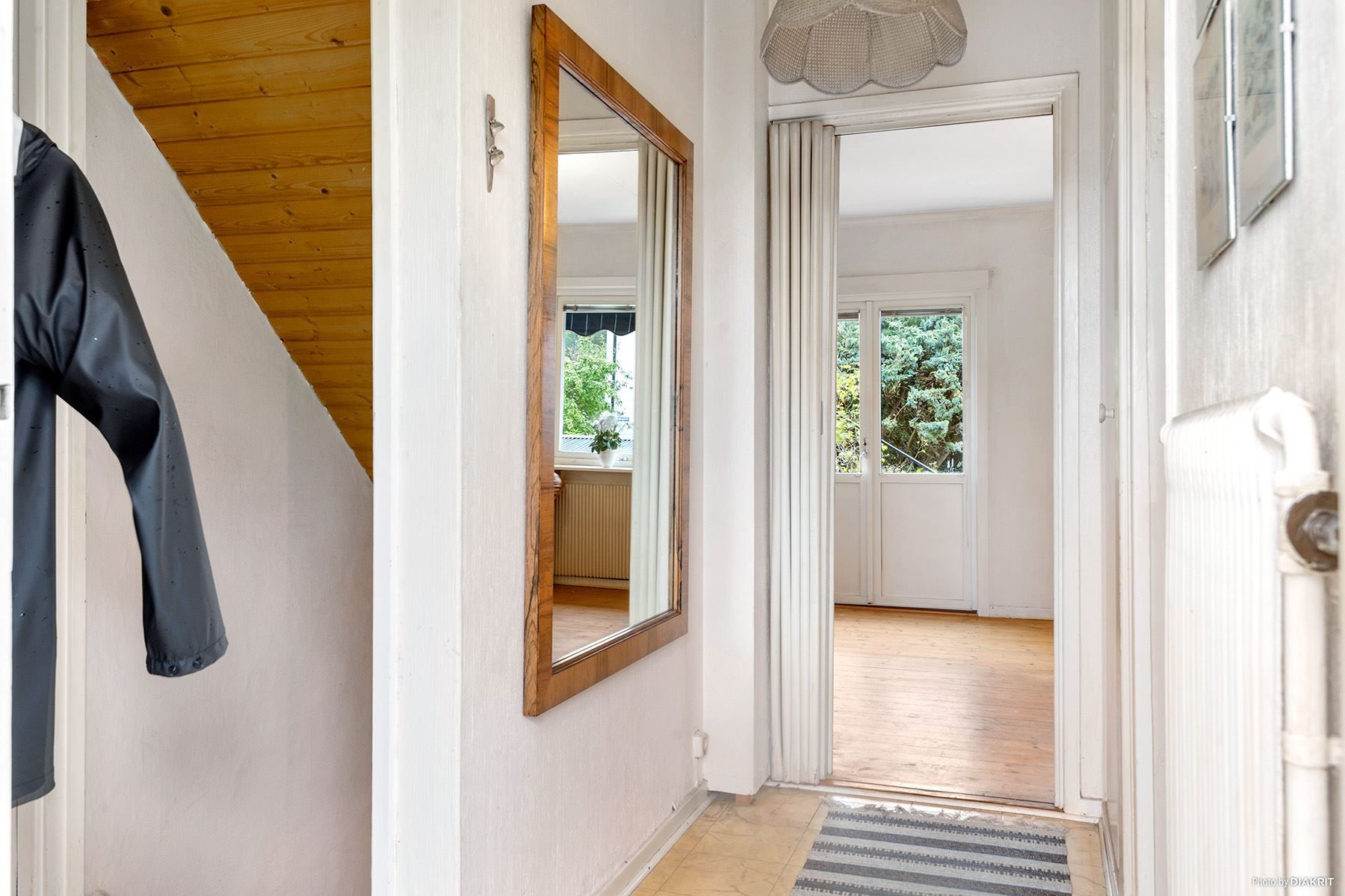 Ljus hall med avhängning