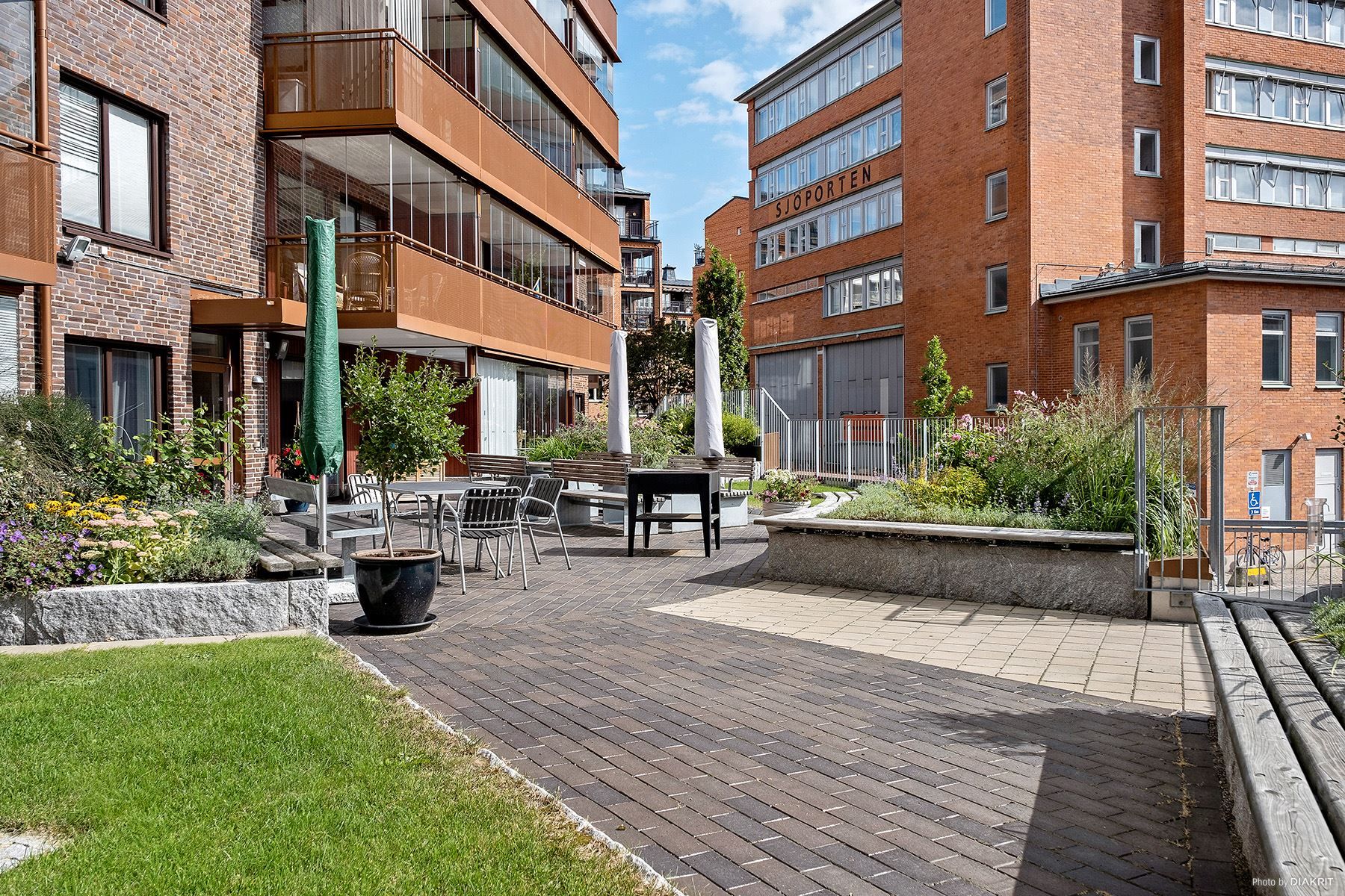 "Egen" upphöjd innergård med grillplats, rabatter & sittgrupper. I tegelbyggnaden ligger apotek m.m