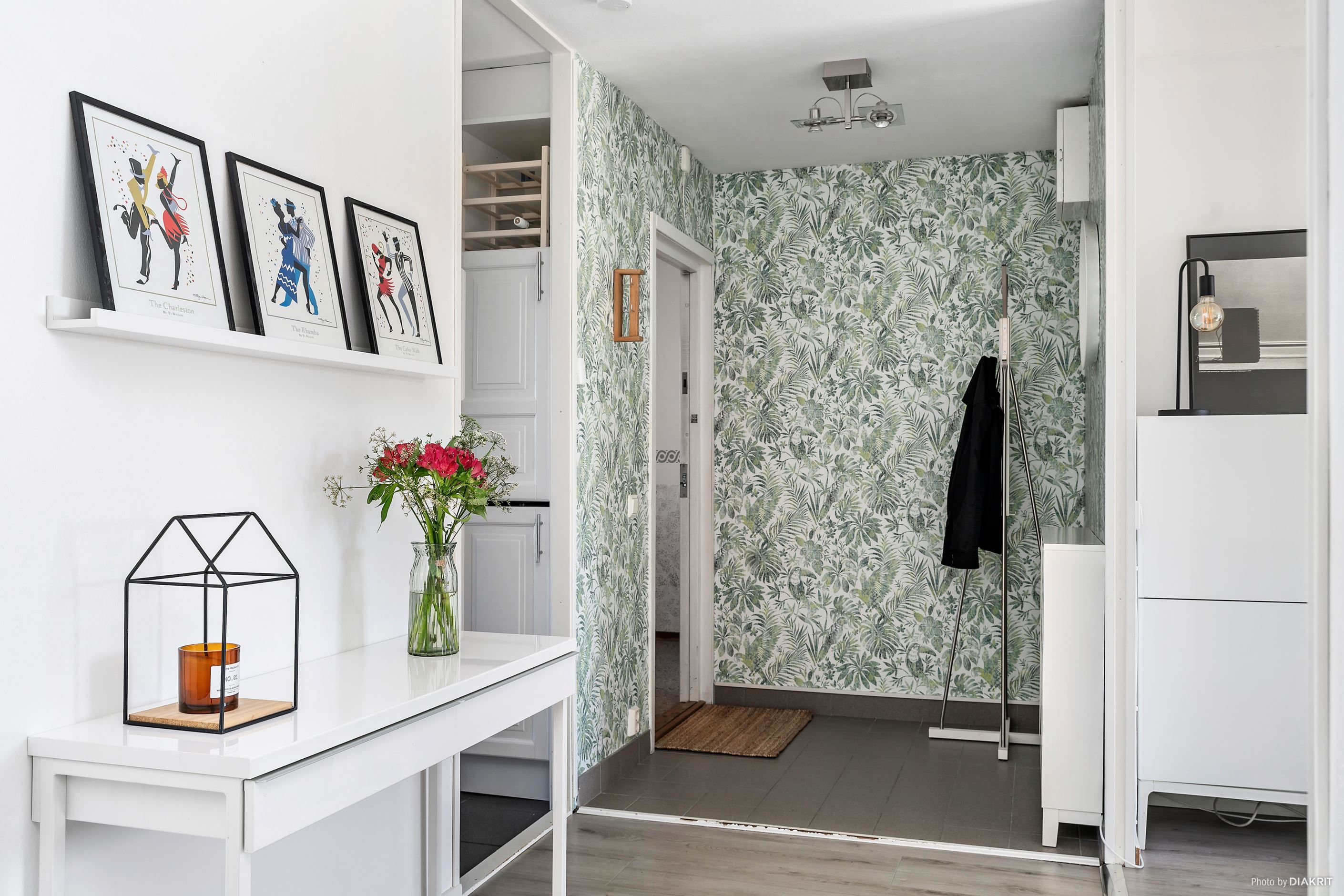 Rymlig hall med avhängning