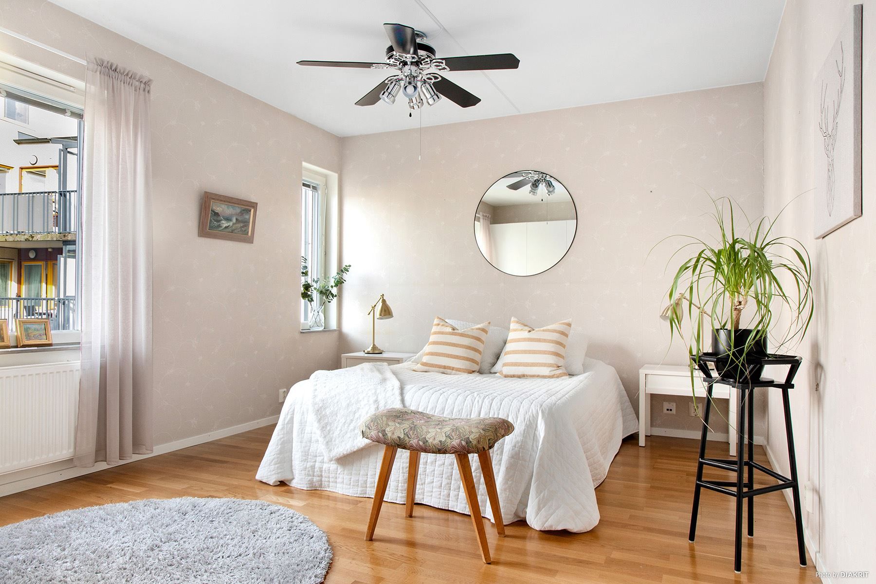 Master bedroom med fina ytor för säng och förvaring