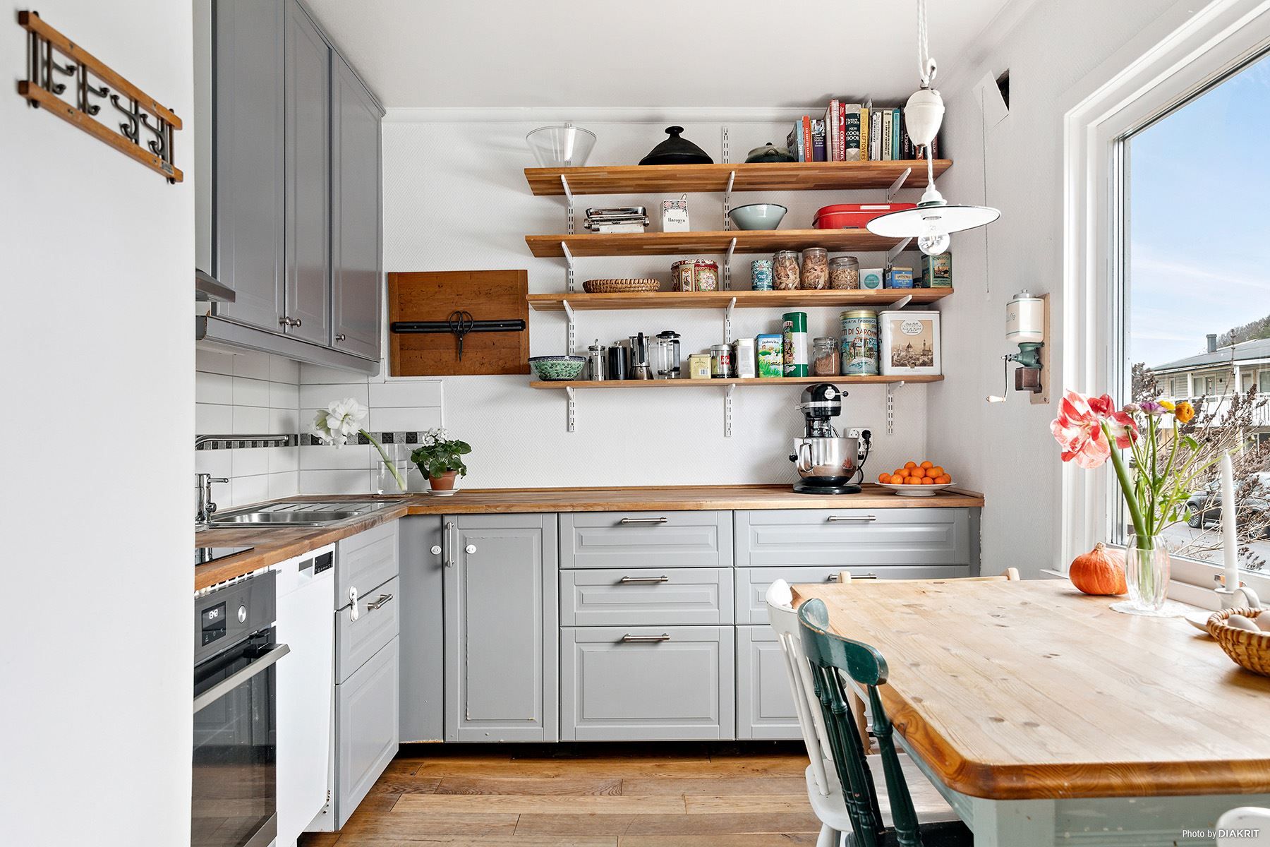 Bra kök med plats för matbord