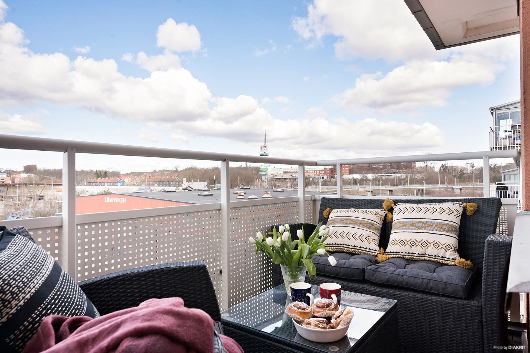 Balkongen med eftermiddagssol och fri vy