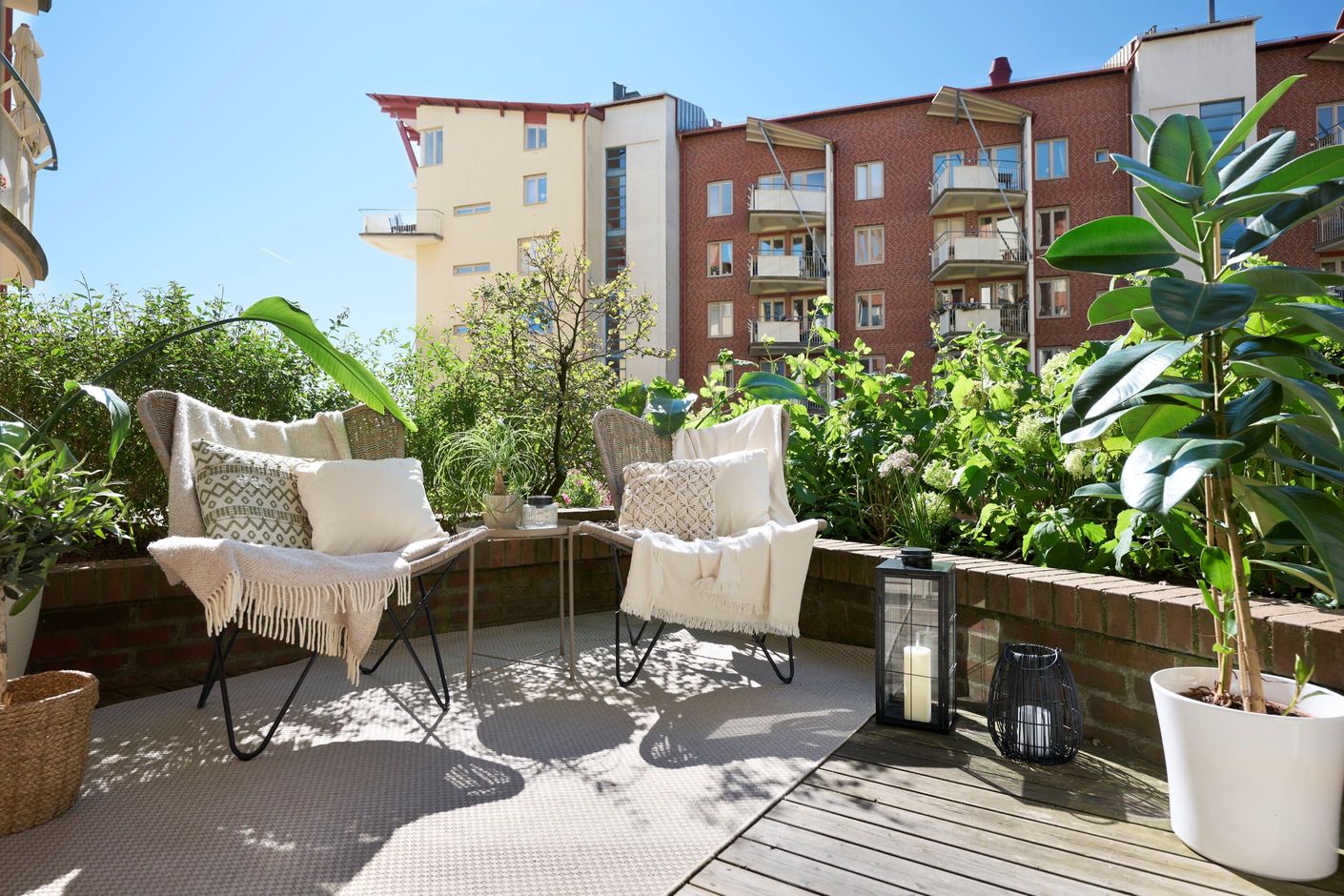 Inhägnad uteplats med trädgård