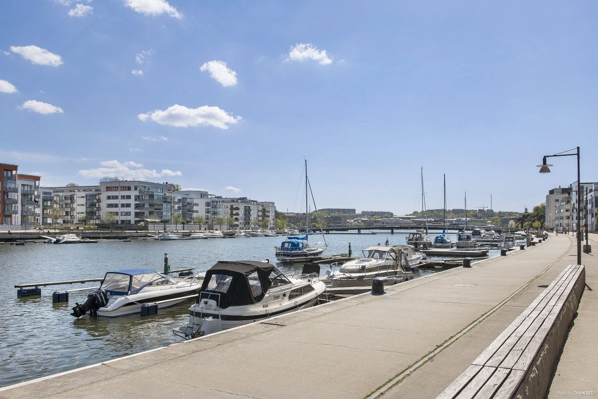 Ljuvliga Sannegårdshamnen med restauranger, caféer, fik och bagerier!