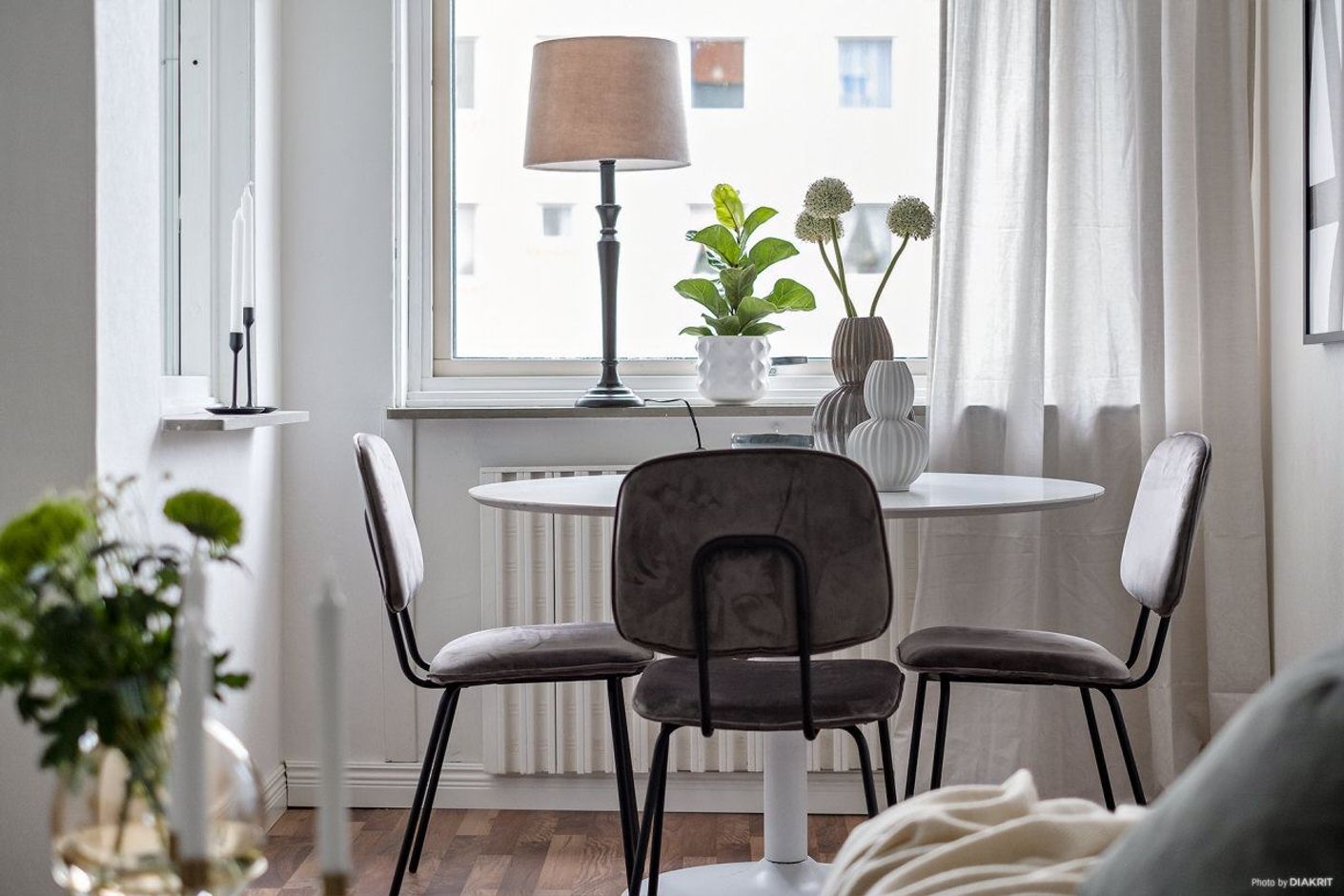 Matbord intill fönstret