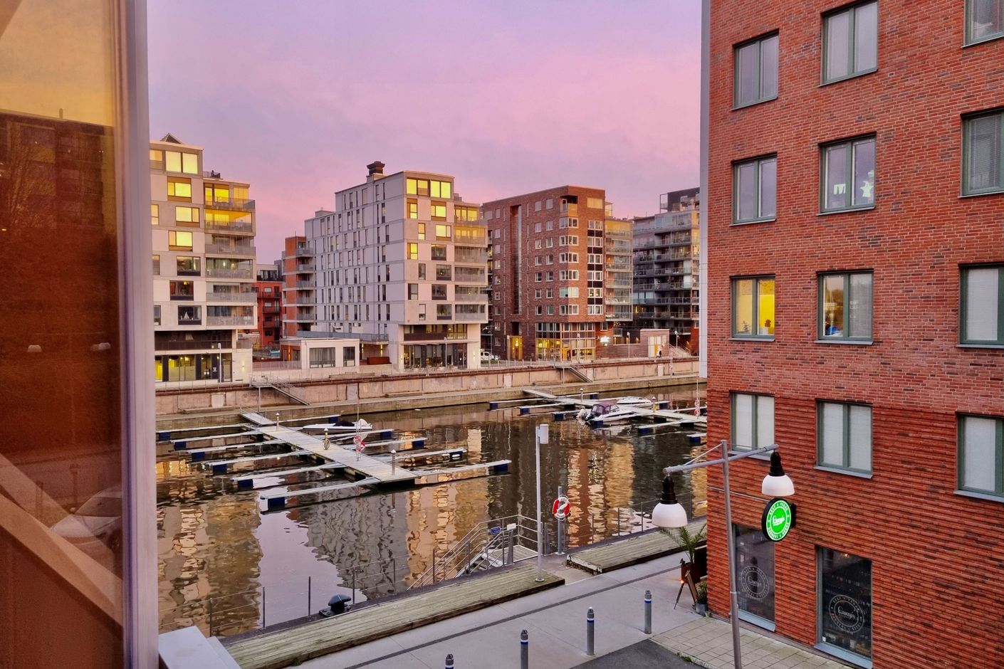 Söderbalkong med sikt mot dockan