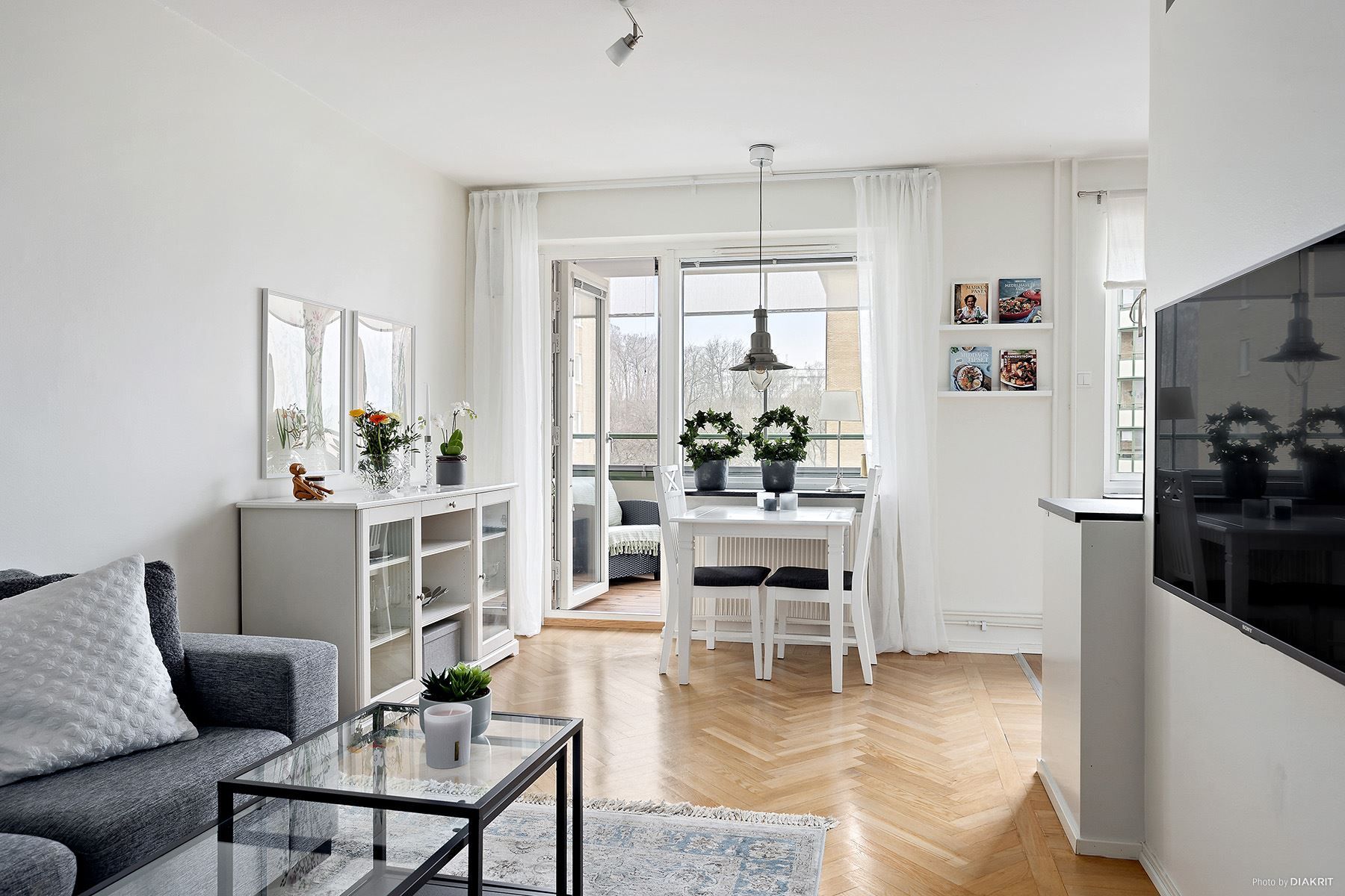 Ljust vardagsrum med fiskbensparkett
