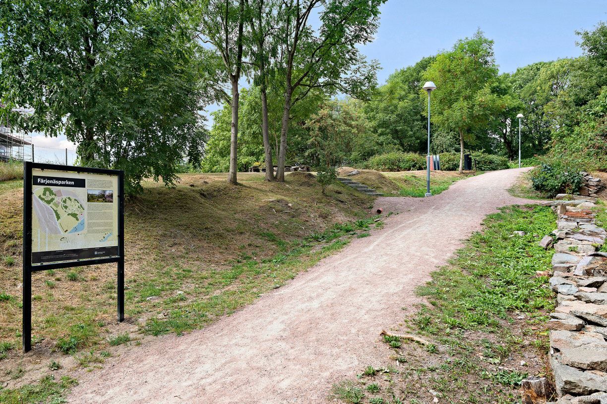 Färjenäsparken med natur och strövområden i närheten