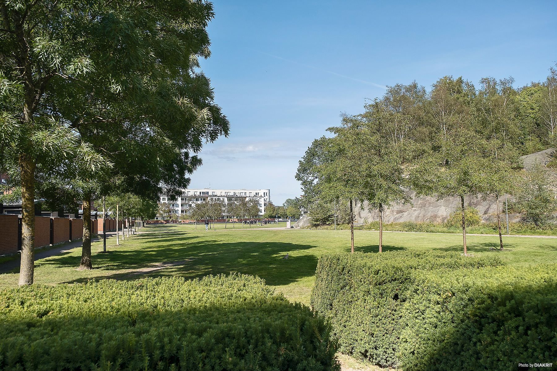 Precis utanför uteplatsen ligger park med grönytor, lekplats m.m