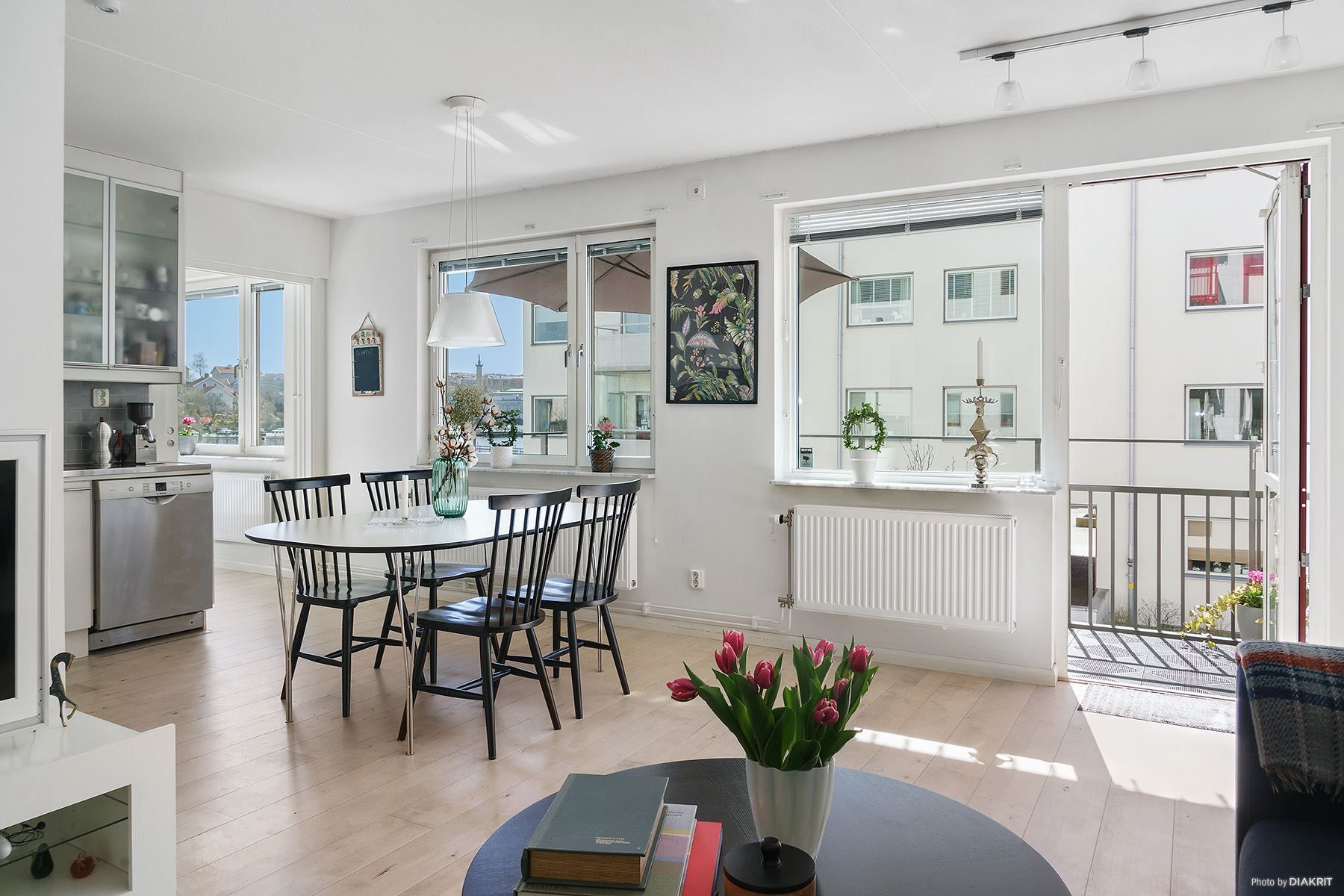 Kök och matplats i vinkel och utsikten är med oss även härifrån