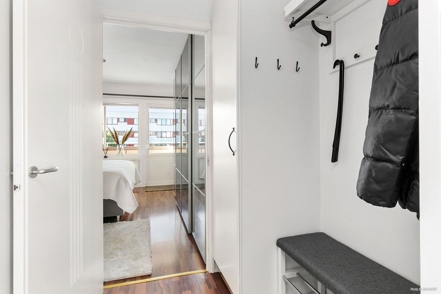 Kapprum intill hall och sovrum med garderob och avhängning