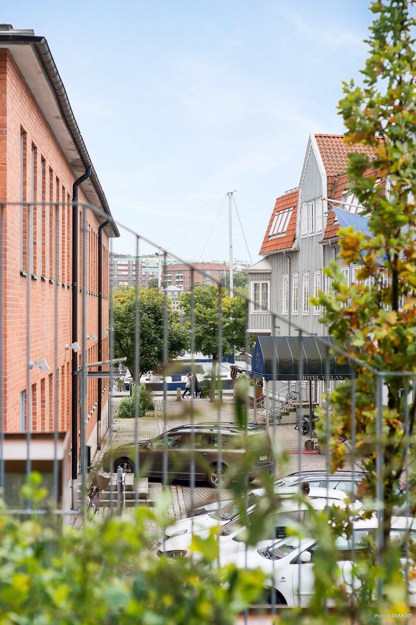 Från uteplatsen skymtar ni vattnet och lite båtliv