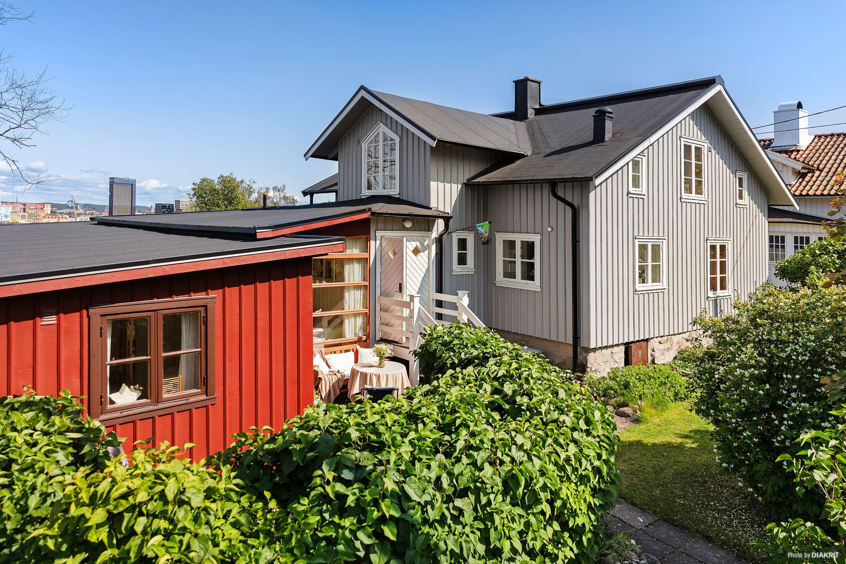 Välkomna till fantastiska Slottsberget 1 där historia möter charm!