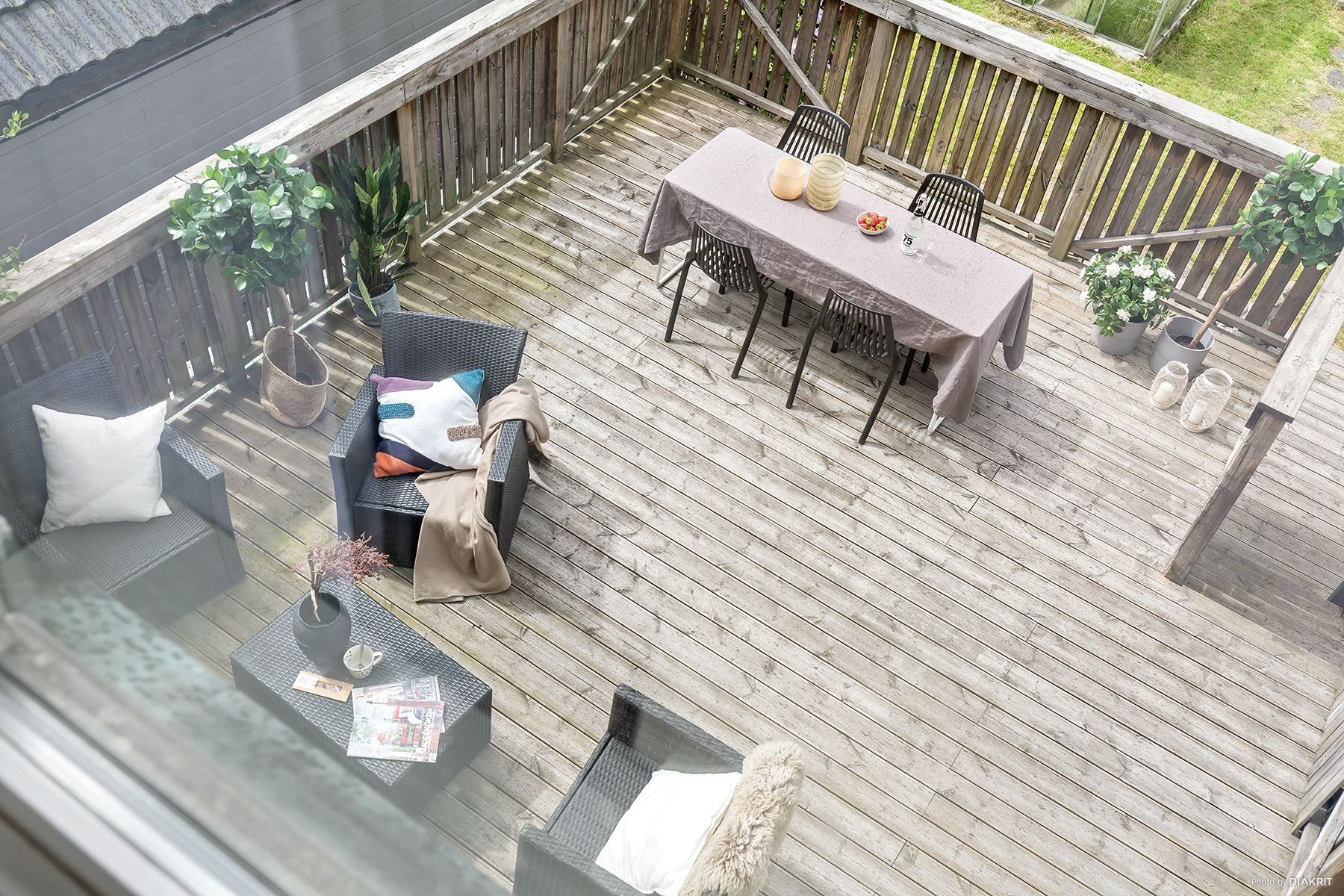 Stort trädäck med plats för flera sittgrupper