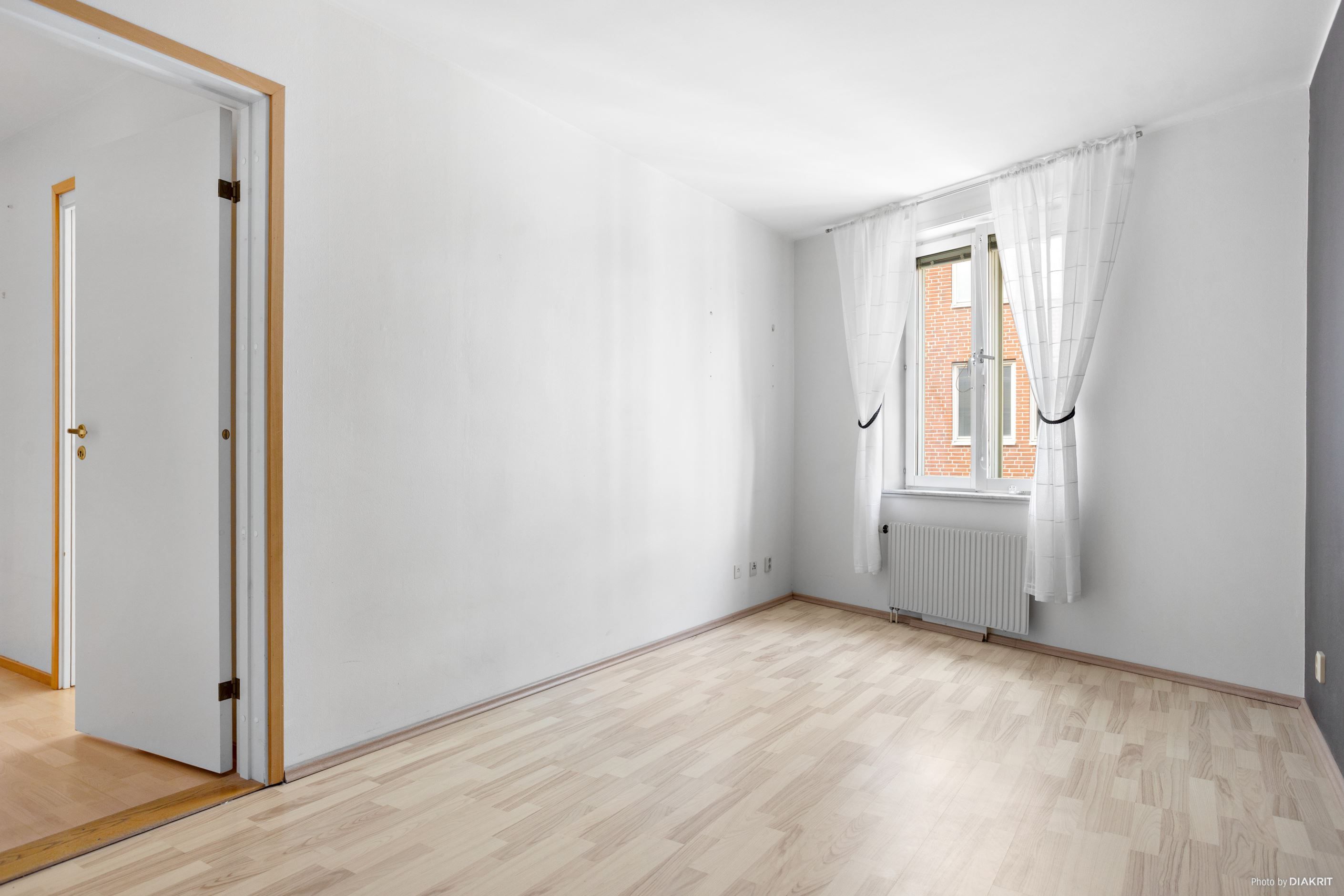 Sovrum med plats för dubbelsäng och förvaring