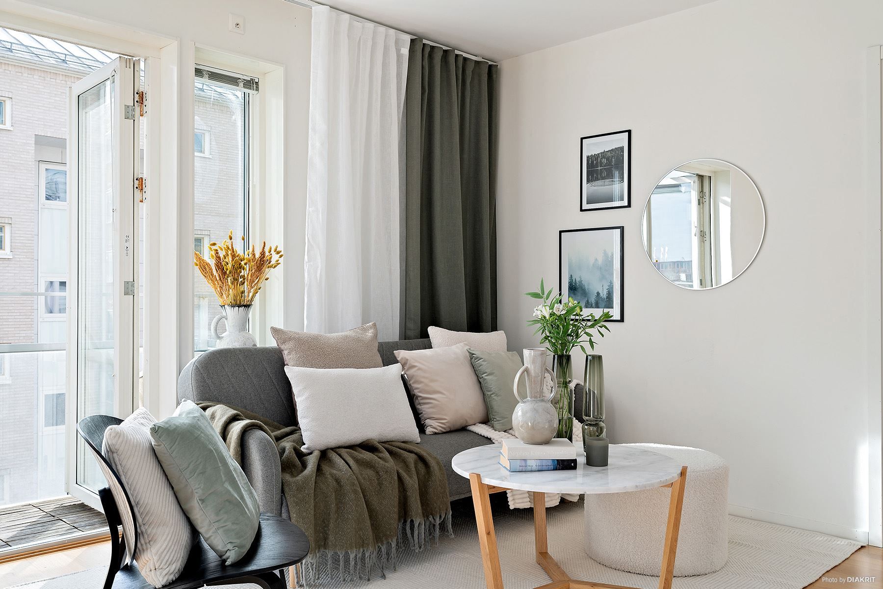 Plats för en rymlig soffa som rymmer flera