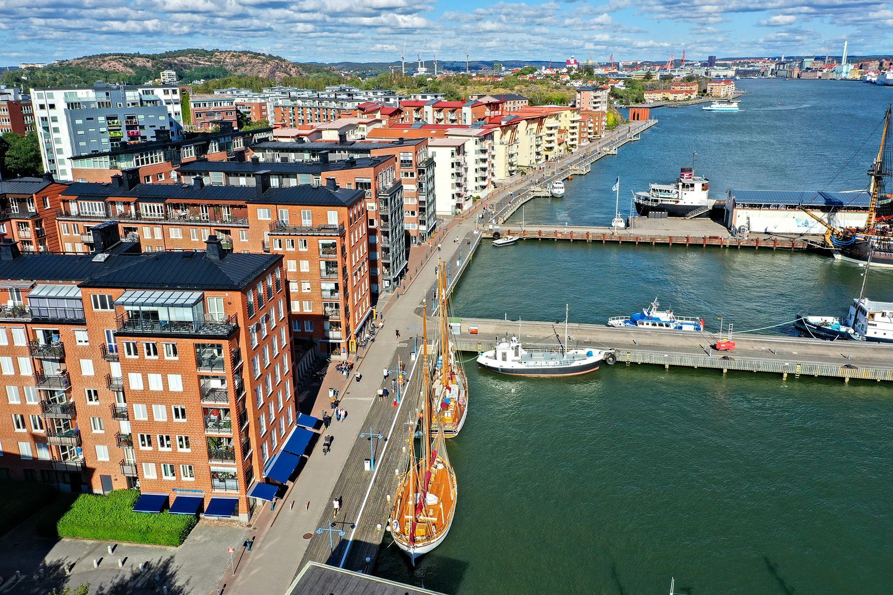 Längs dessa magiska miljöer har vi Sörhallstorget