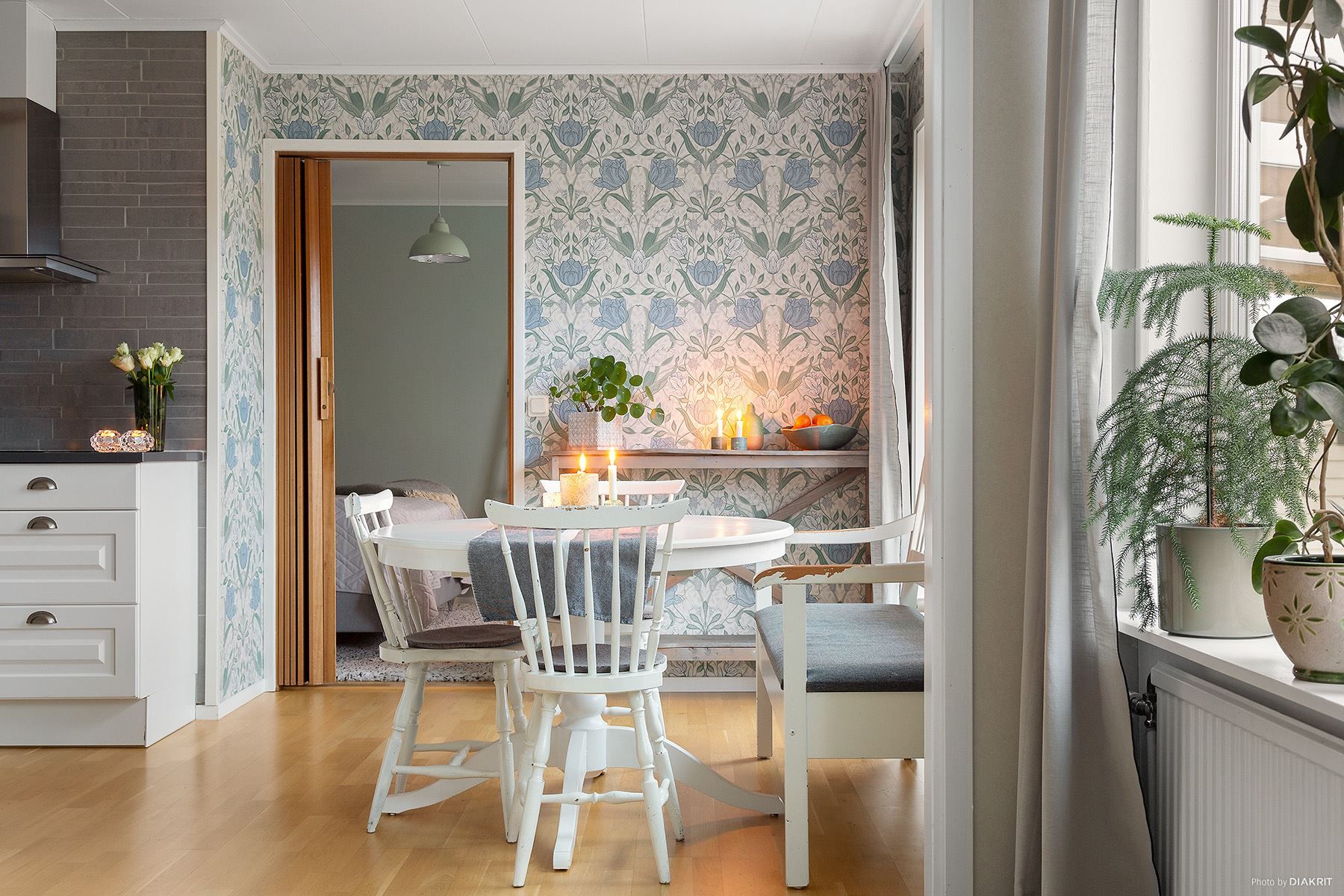 Plats för sittgrupp intill fönstret