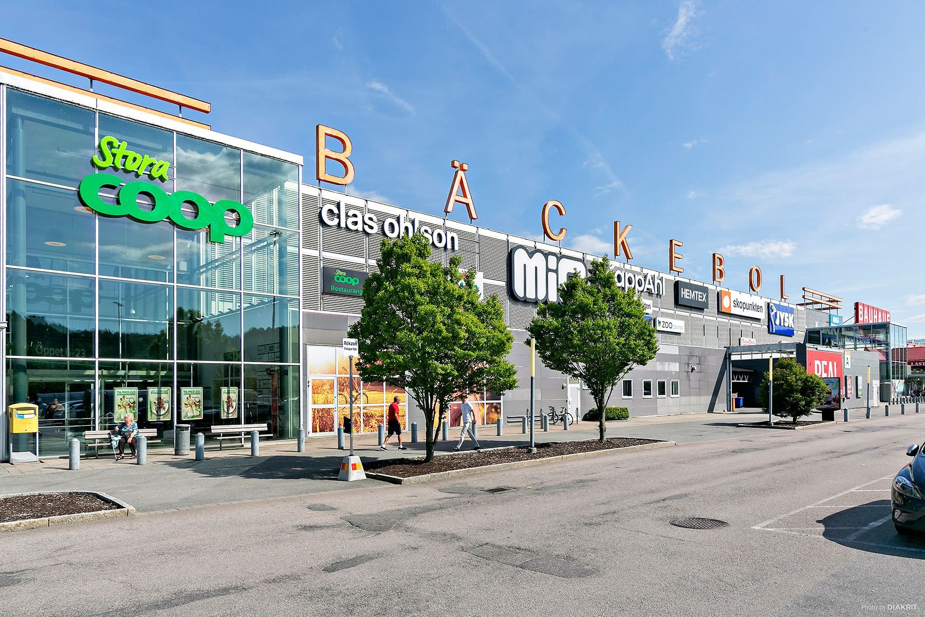 Några minuter bort ligger Bäckebol med mängder av butiker!